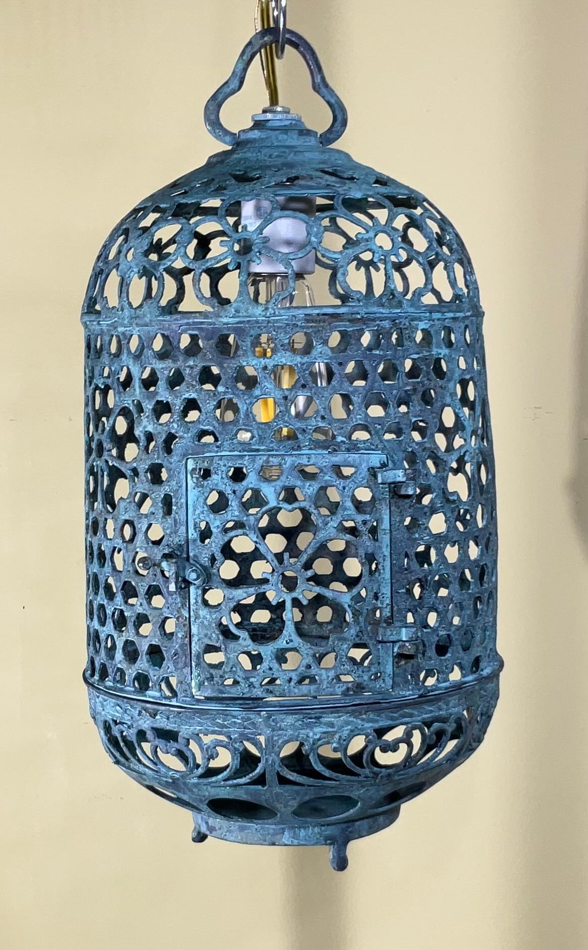 Farol de Bronce o Latón Antiguo con Pátina Única y Motivo Floral siglo XX en venta