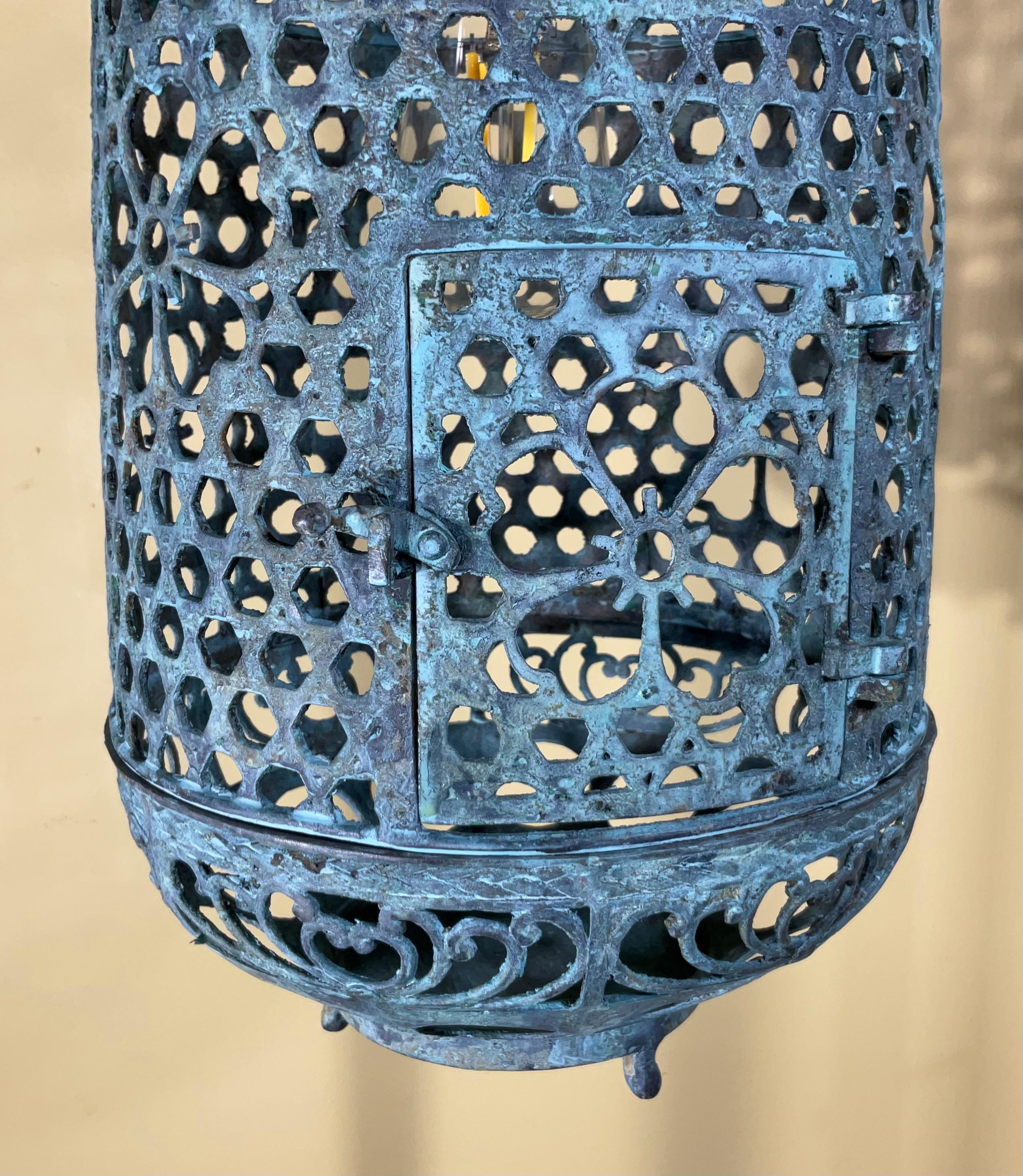 Farol de Bronce o Latón Antiguo con Pátina Única y Motivo Floral en venta 1