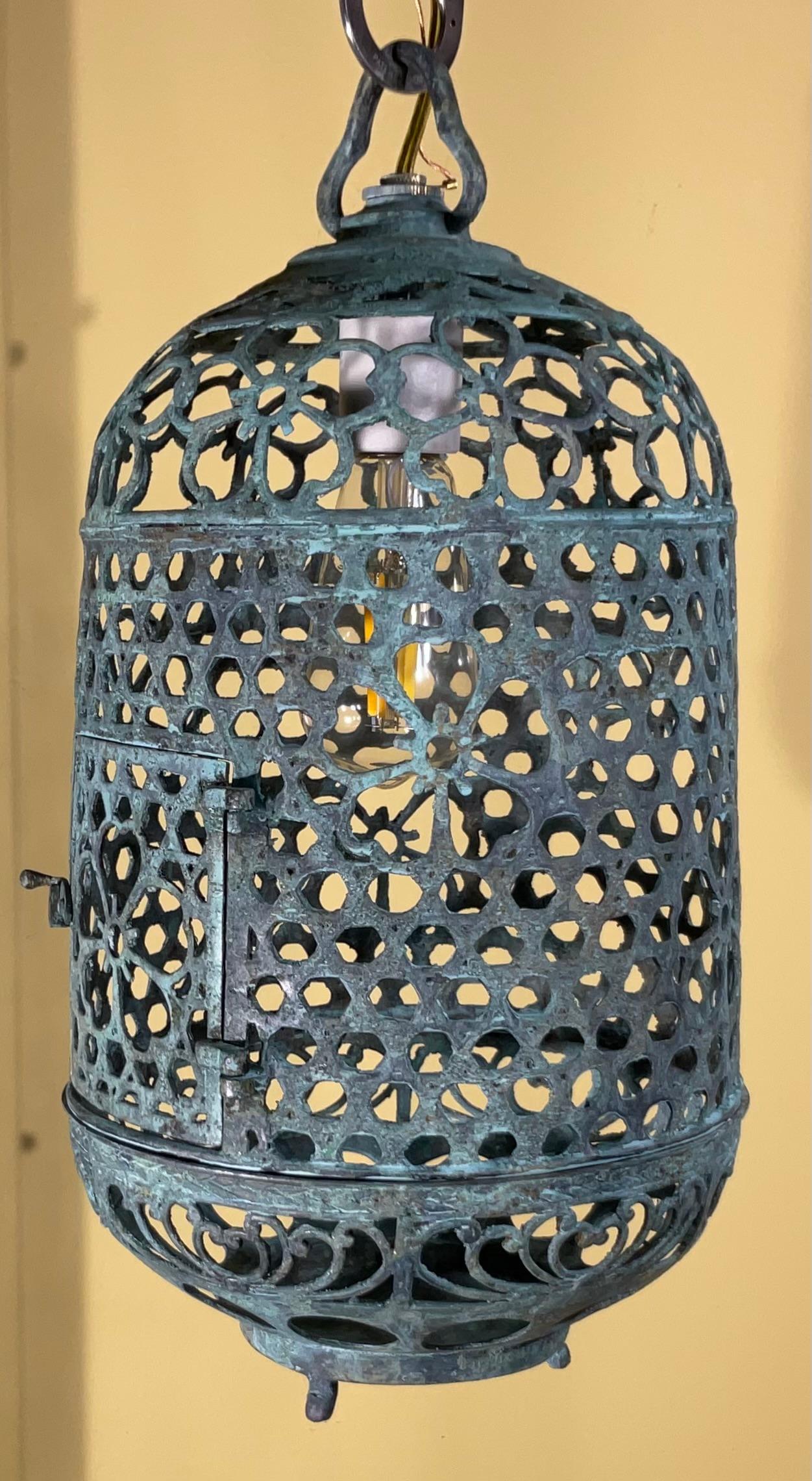 Farol de Bronce o Latón Antiguo con Pátina Única y Motivo Floral en venta 2