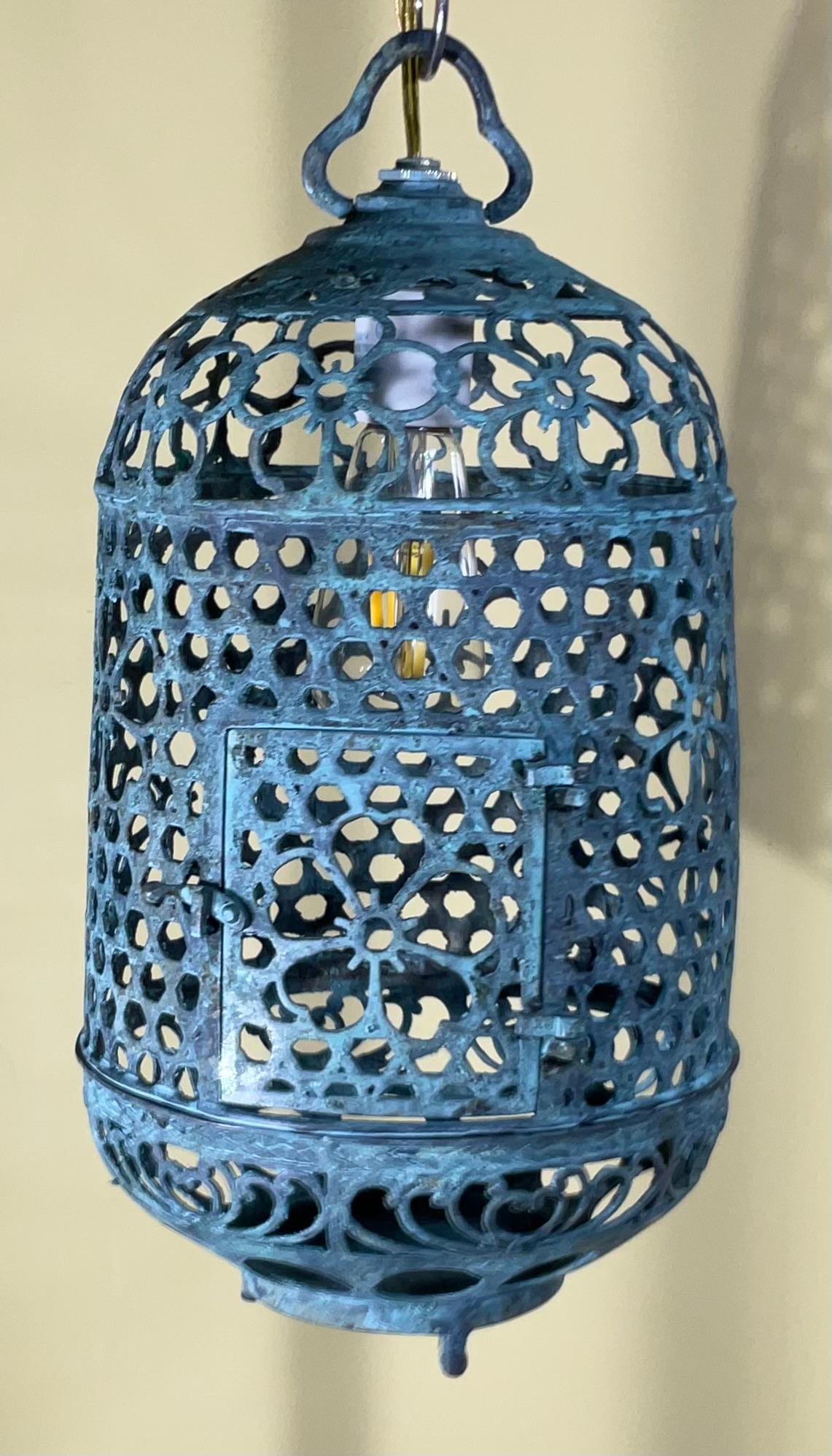 Farol de Bronce o Latón Antiguo con Pátina Única y Motivo Floral en venta 3