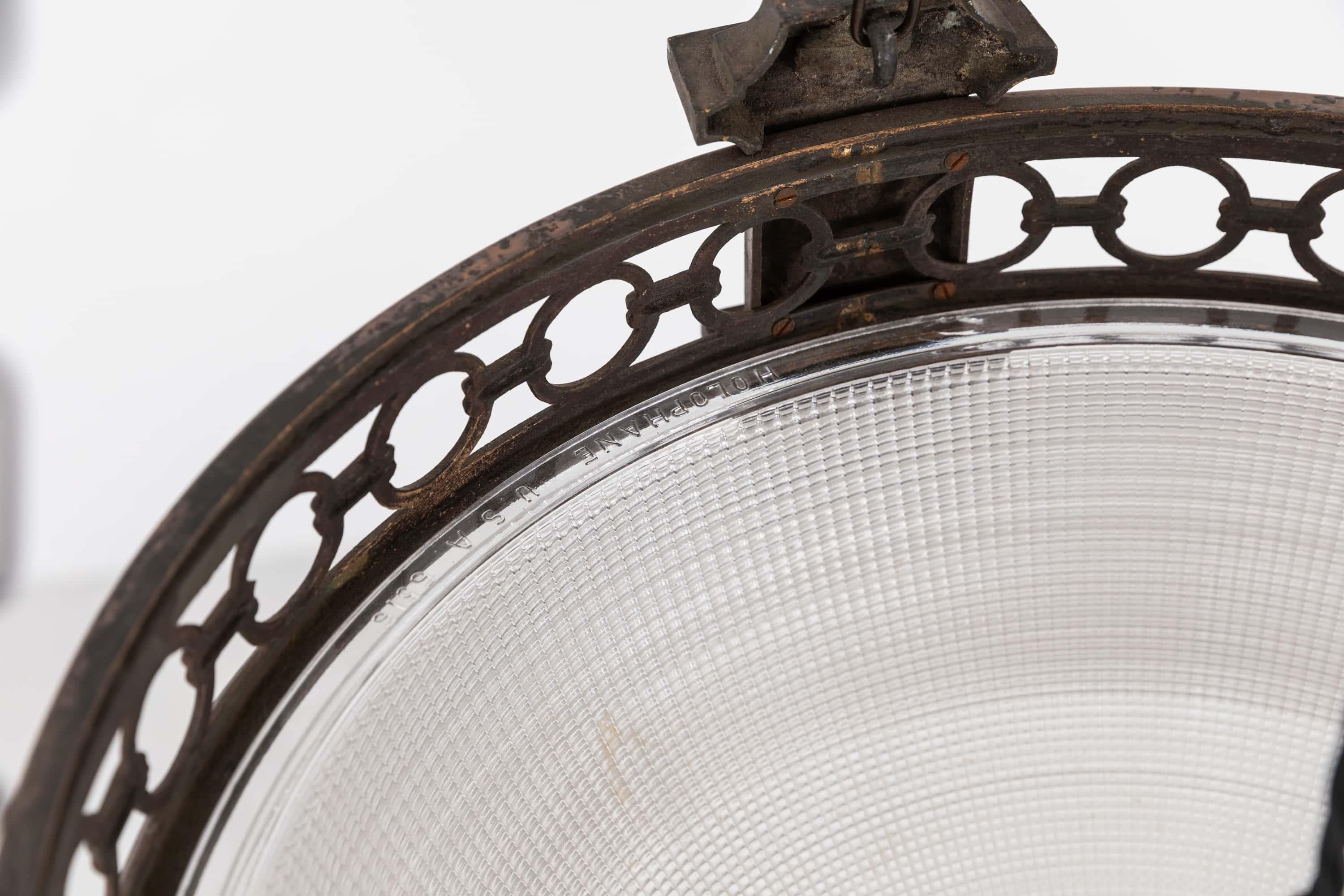 

Une incroyable et monumentale lampe plafonnier à bol en Holophane. C.C.

Le grand bol en verre prismatique, estampillé Holophane, est serti dans un grand anneau de bronze moulé orné - la ferronnerie est de la plus haute qualité et très