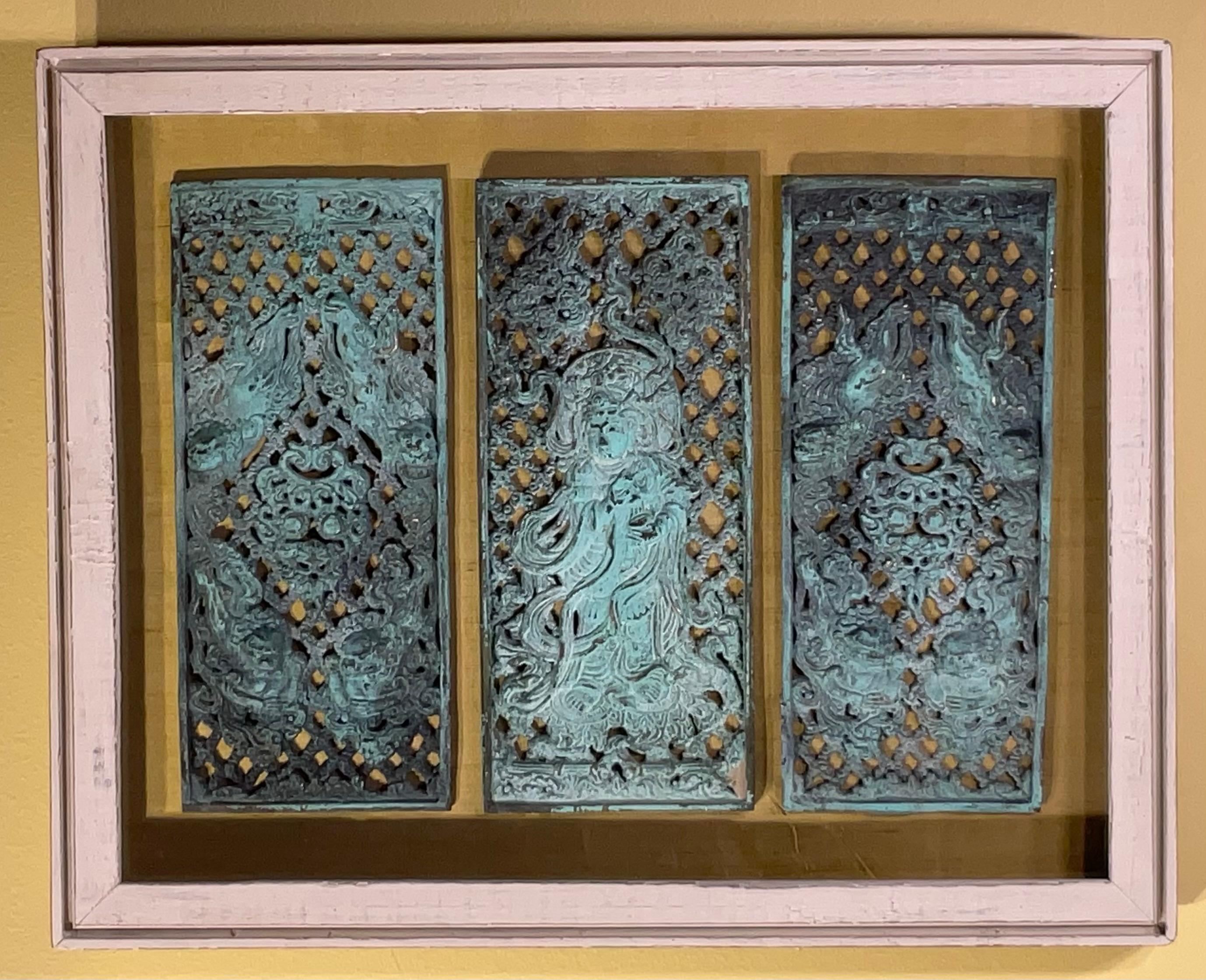 Cette superbe boîte à ombre en bronze antique est une véritable pièce de collection, mettant en valeur l'art et le savoir-faire exquis des artisans asiatiques. Les trois panneaux présentent des motifs asiatiques complexes, dont la figure centrale