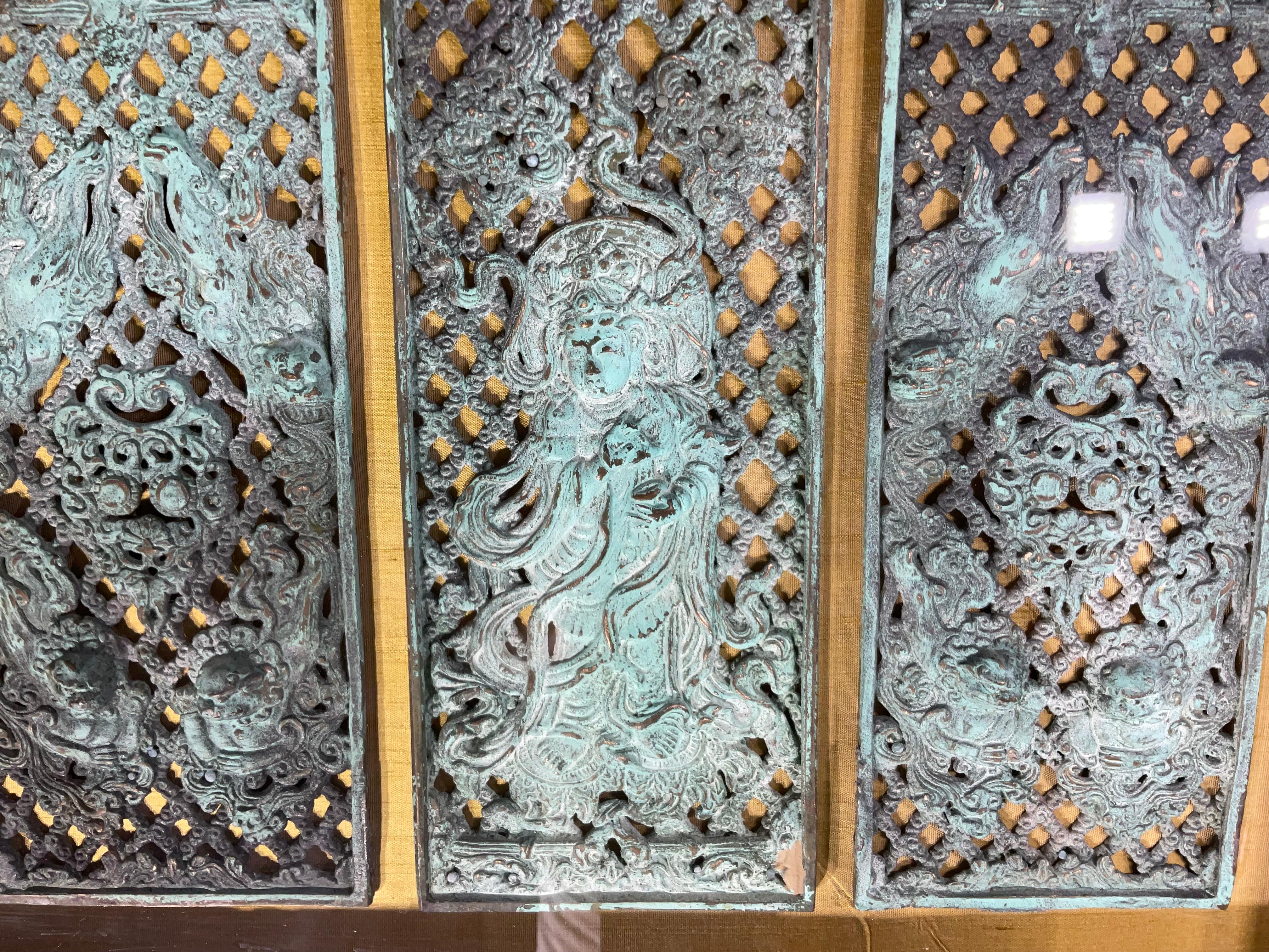XIXe siècle Boîte à ombres à panneaux en bronze antique - Art Déco Asiatique, Patina exquise en vente