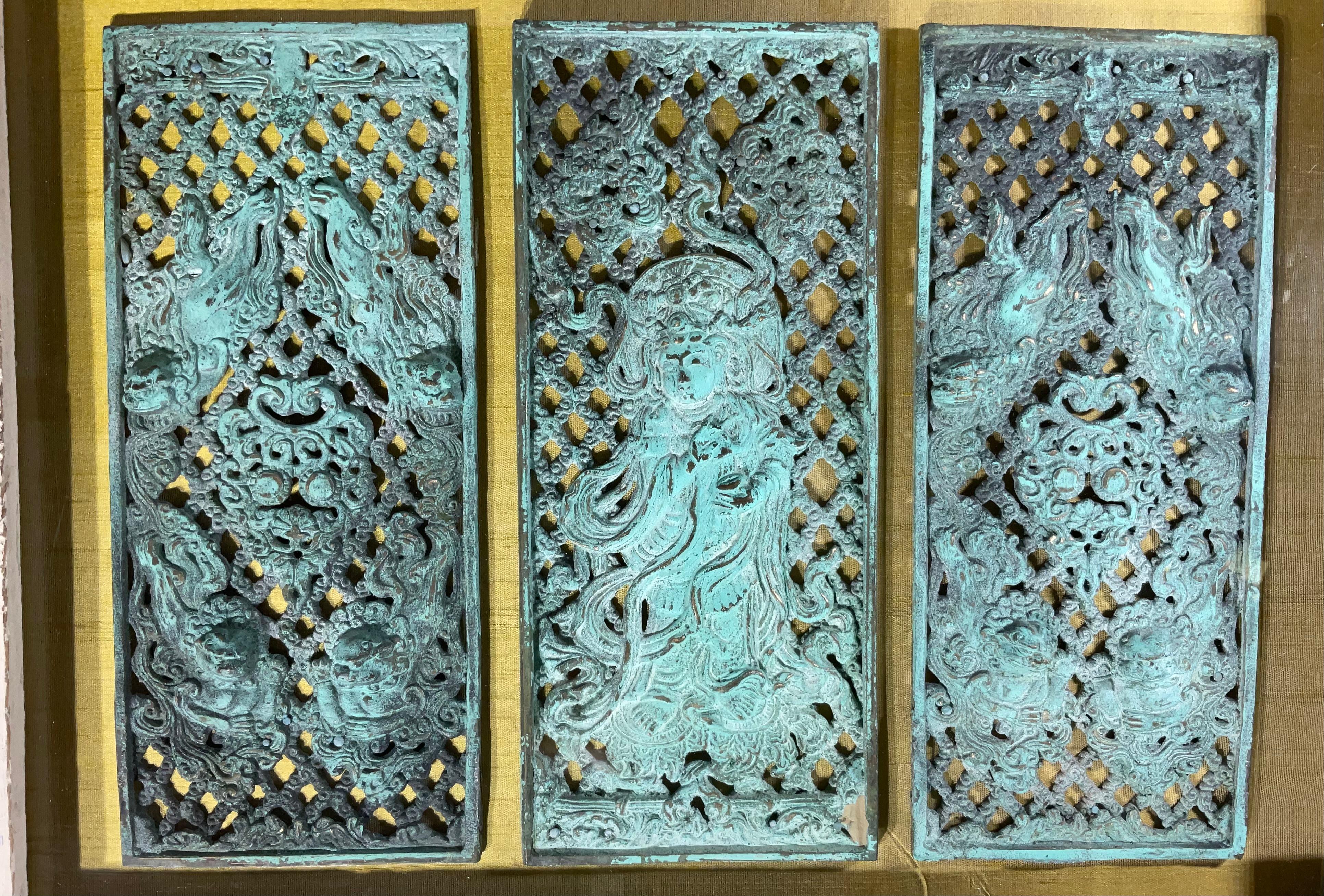 Boîte à ombres à panneaux en bronze antique - Art Déco Asiatique, Patina exquise en vente 1