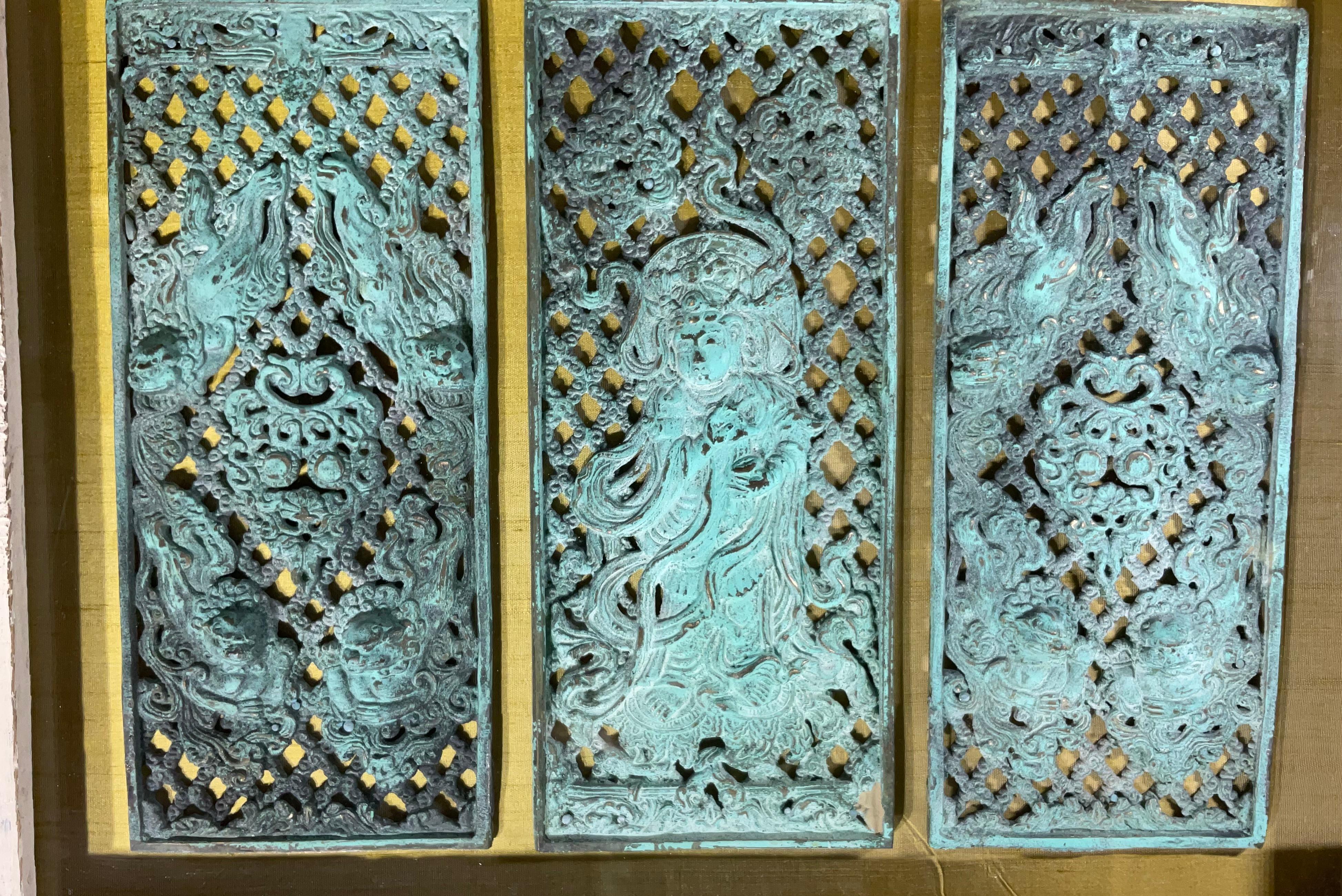 Boîte à ombres à panneaux en bronze antique - Art Déco Asiatique, Patina exquise en vente 2
