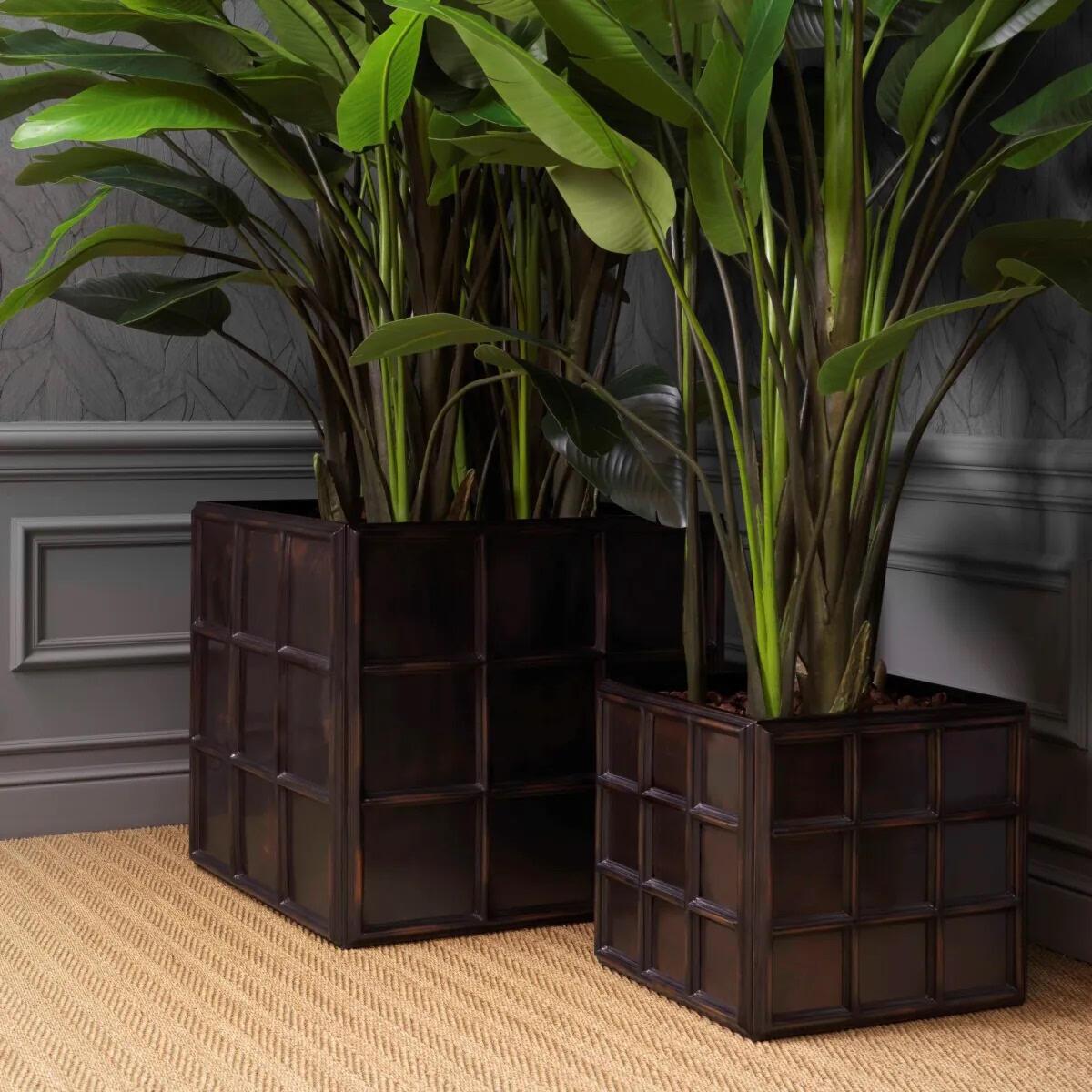 Antique bronze patinated metal planter with a timeless look.

Discover this versatile planter, where vintage elegance meets functional design.
With its antique bronze finish and square shape, this planter is perfect for both indoor and outdoor