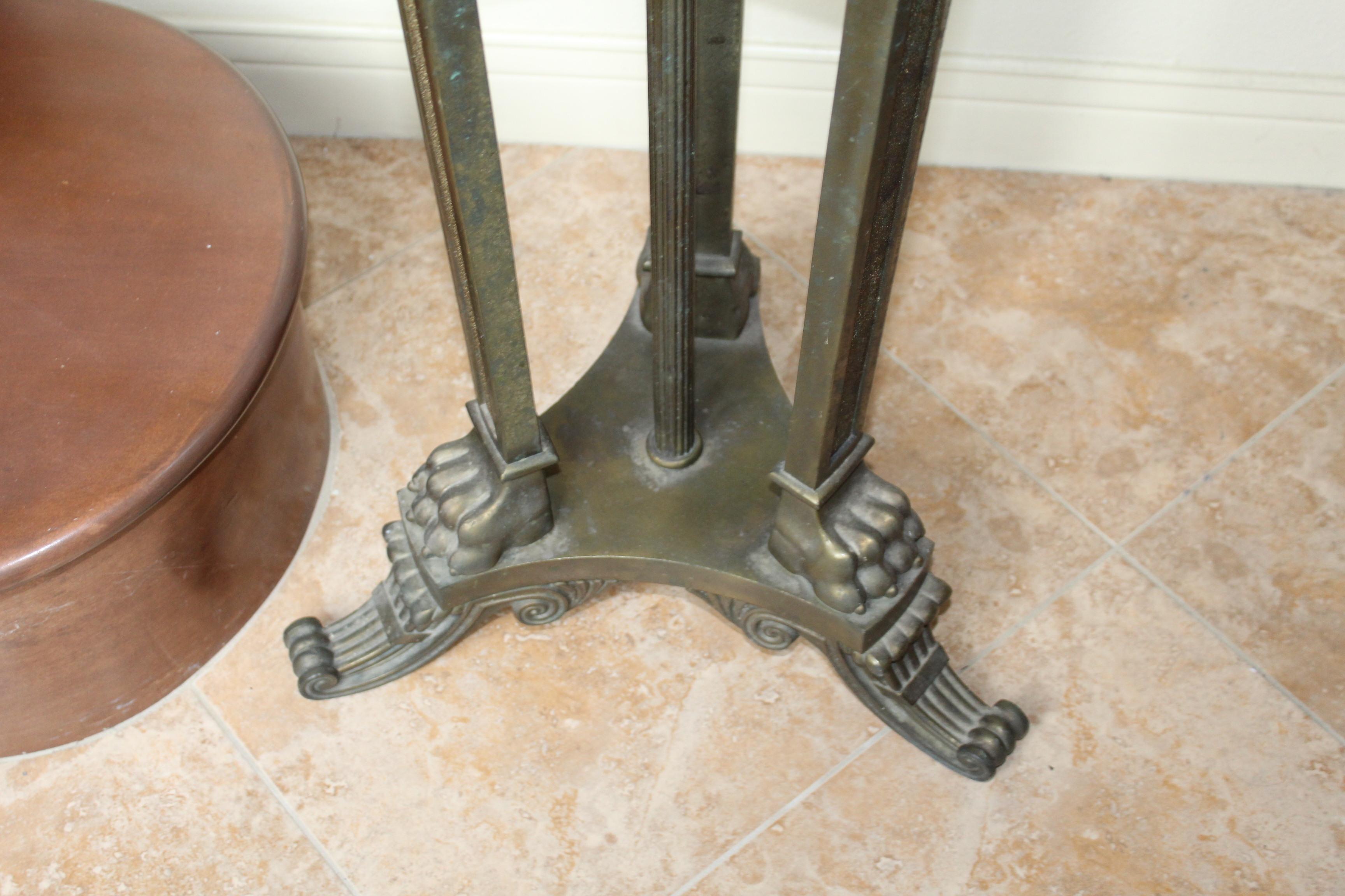 Pedestal de Bronce Antiguo , Cabezas de Carnero , Tapa de Mármol Negro Art Nouveau en venta
