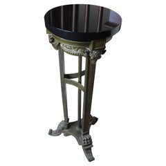 Piedistallo in bronzo antico, teste di ramo, piano in marmo nero