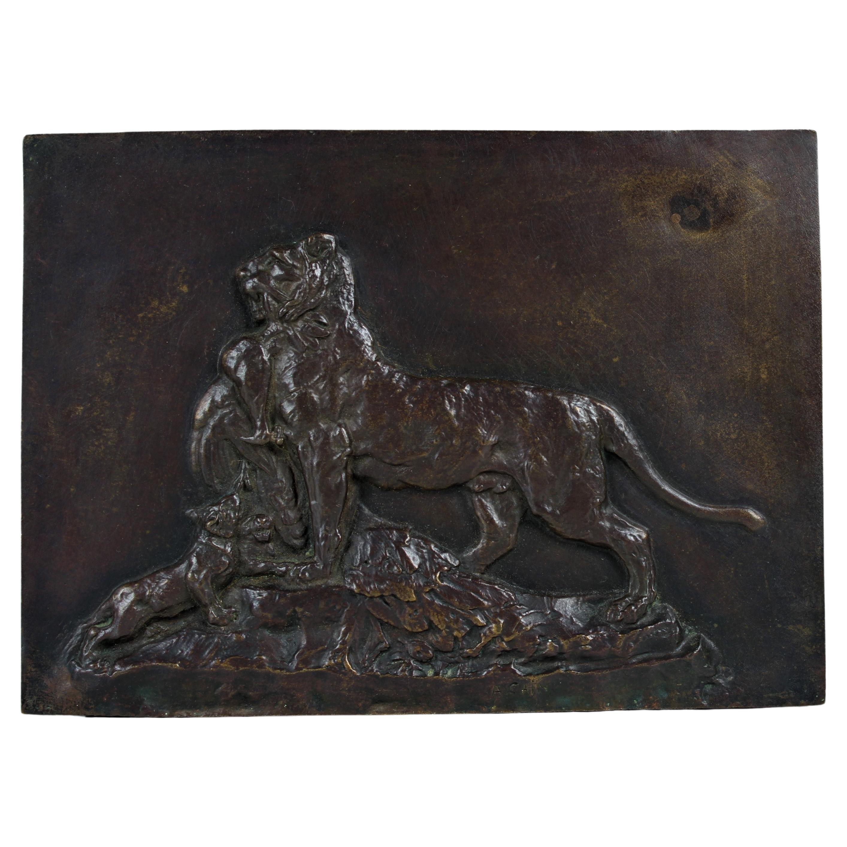 Plaque en bronze ancien d'Auguste Cain, "Tigresse portant un paon à ses petits"