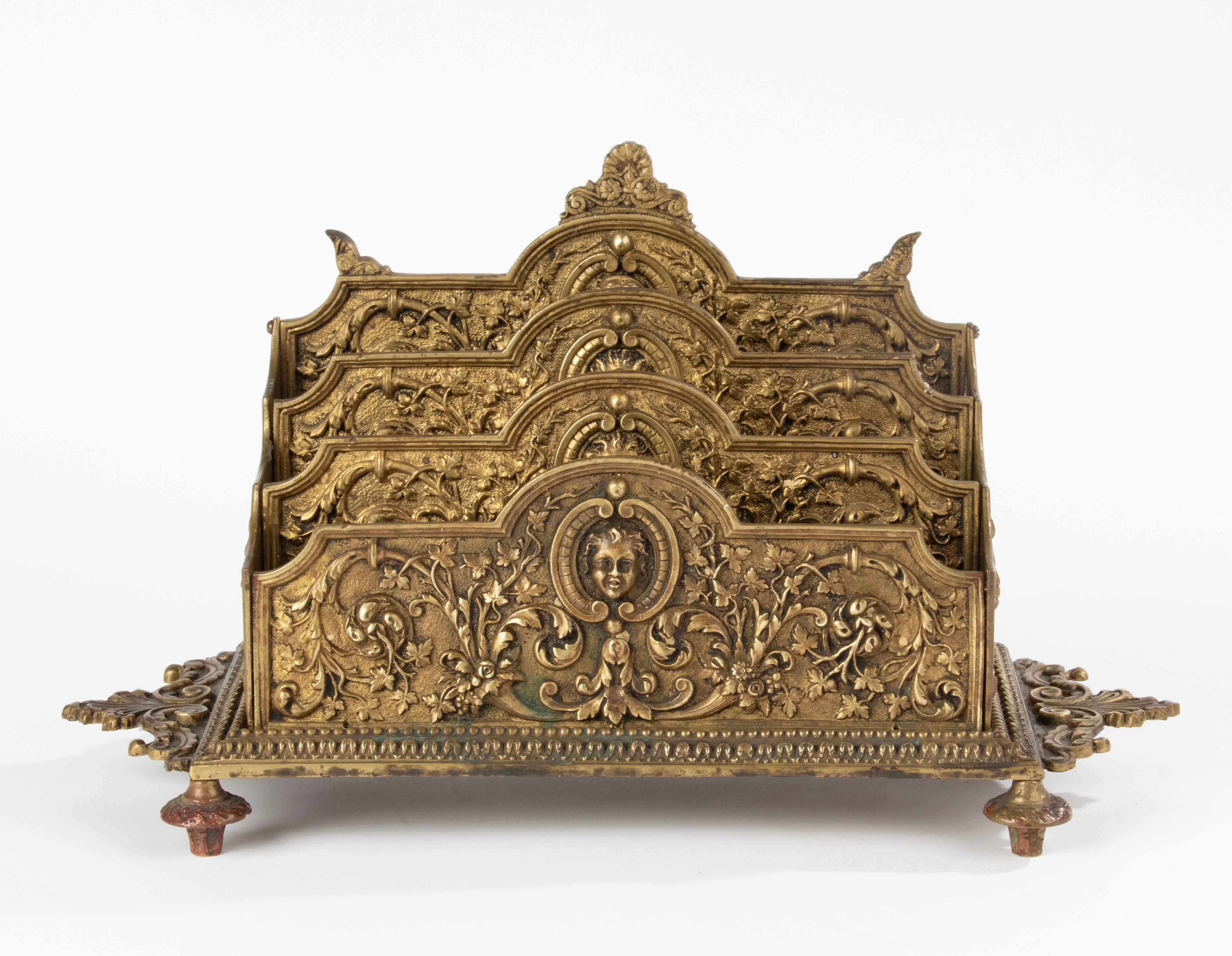 Early 20th century French bronze letter rack, richly decorated with ornaments, scrolls and heads, in Renaissance style. Heavy quality bronze as well as very refined. Made in France, 1900-1910. Some wear and tear on the patina
Dimensions: 21(h) x 35
