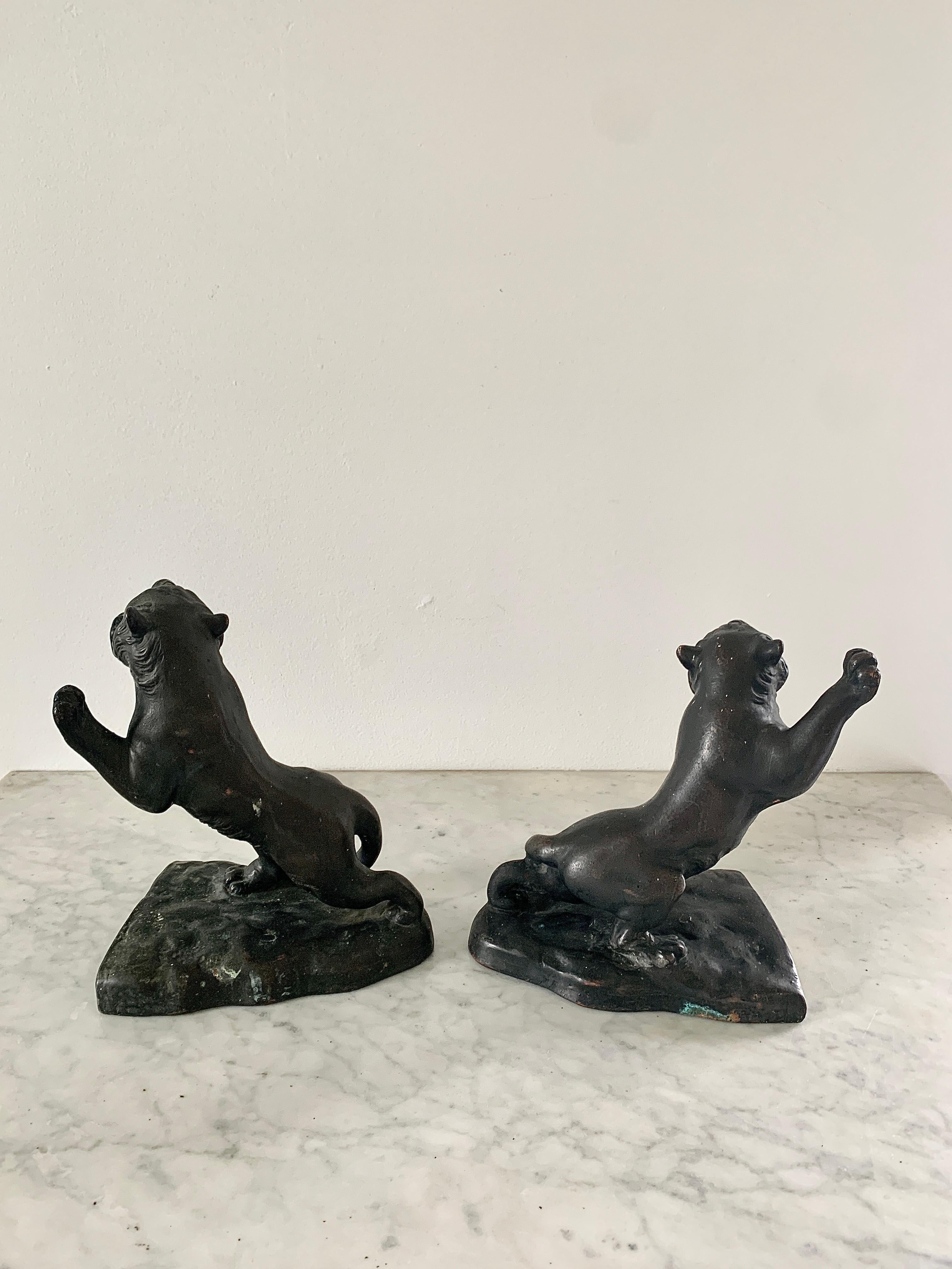 Antike Bronze Brüllender Tiger Buchstützen, Paar im Zustand „Gut“ im Angebot in Elkhart, IN