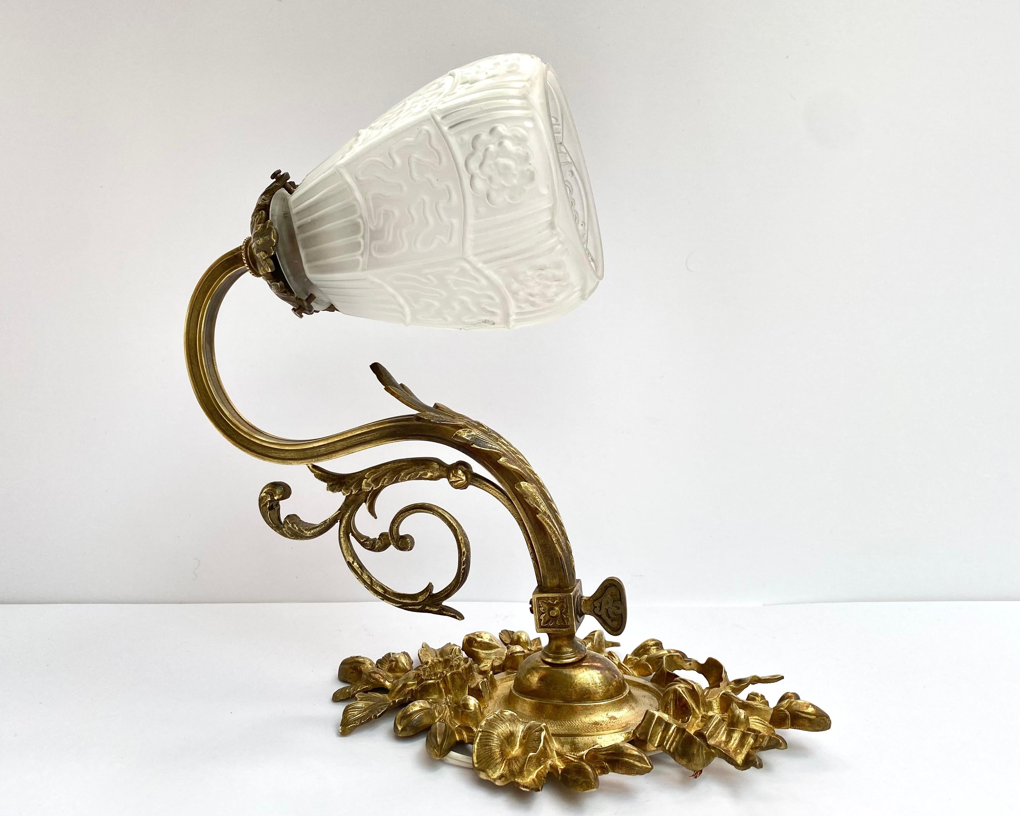 Antiker Bronze-Wandleuchter mit weißem Glas-Lampenschirm, Frankreich 1930er Jahre (Barock) im Angebot