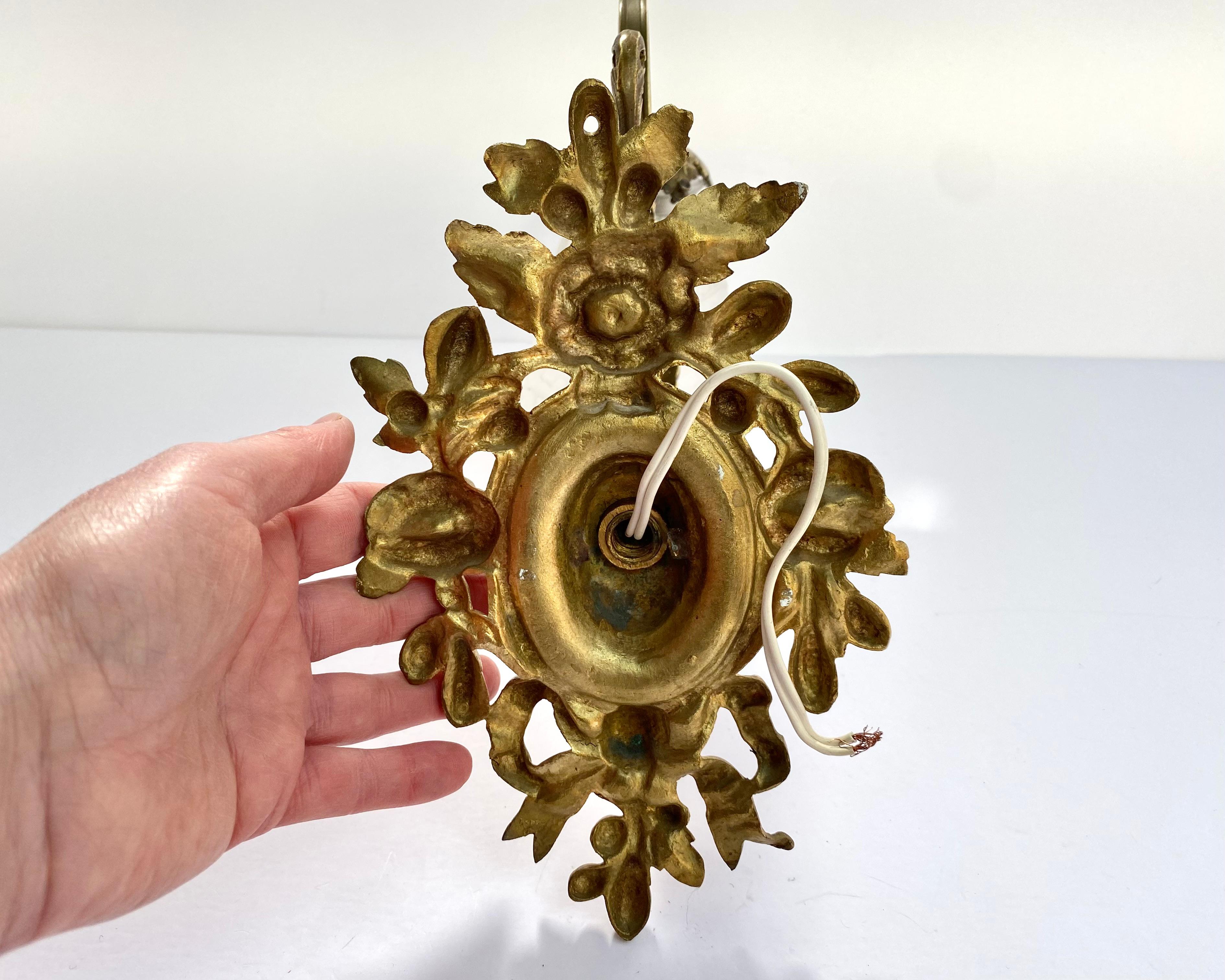 Antiker Bronze-Wandleuchter mit weißem Glas-Lampenschirm, Frankreich 1930er Jahre (Französisch) im Angebot