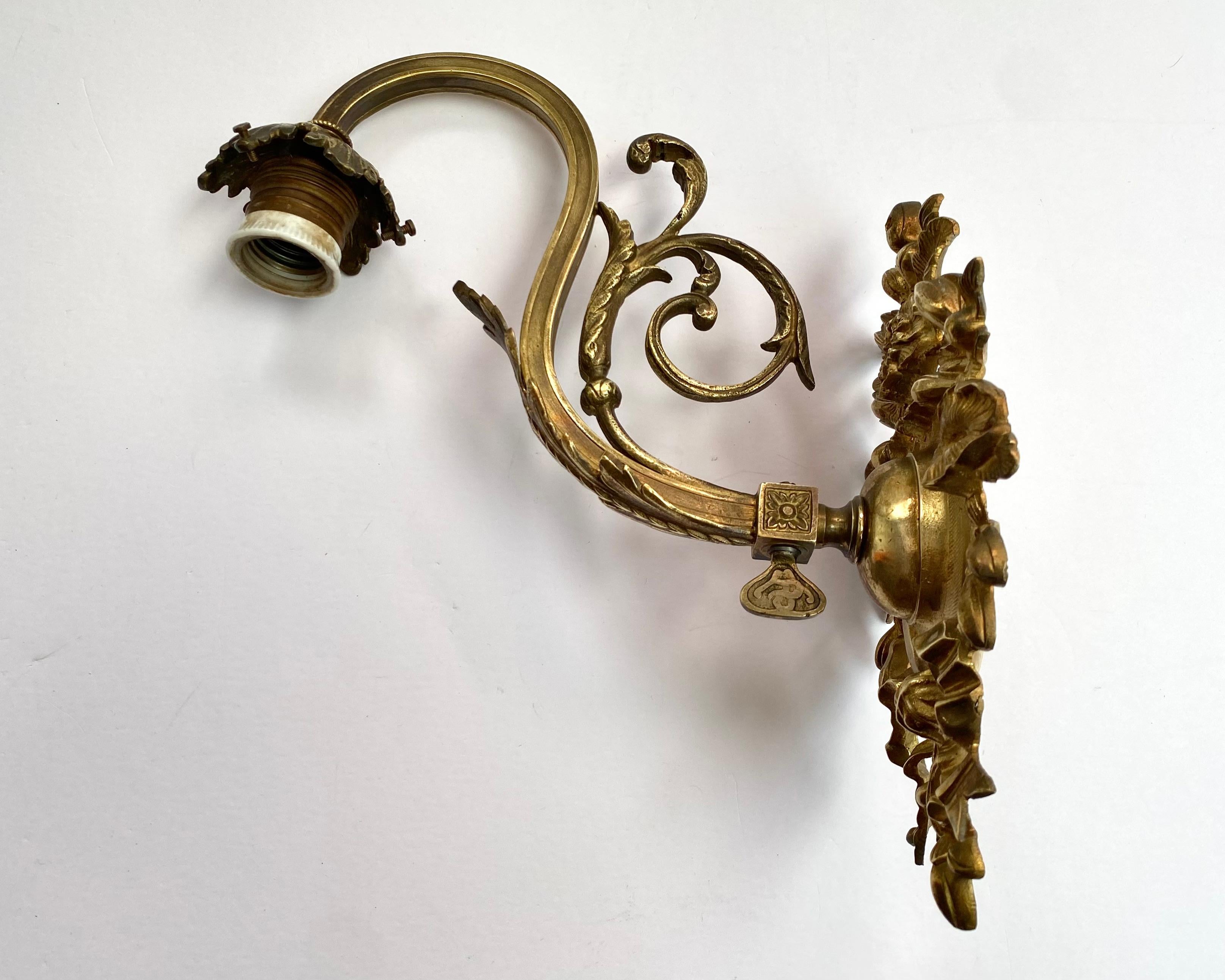 Antiker Bronze-Wandleuchter mit weißem Glas-Lampenschirm, Frankreich 1930er Jahre im Zustand „Hervorragend“ im Angebot in Bastogne, BE