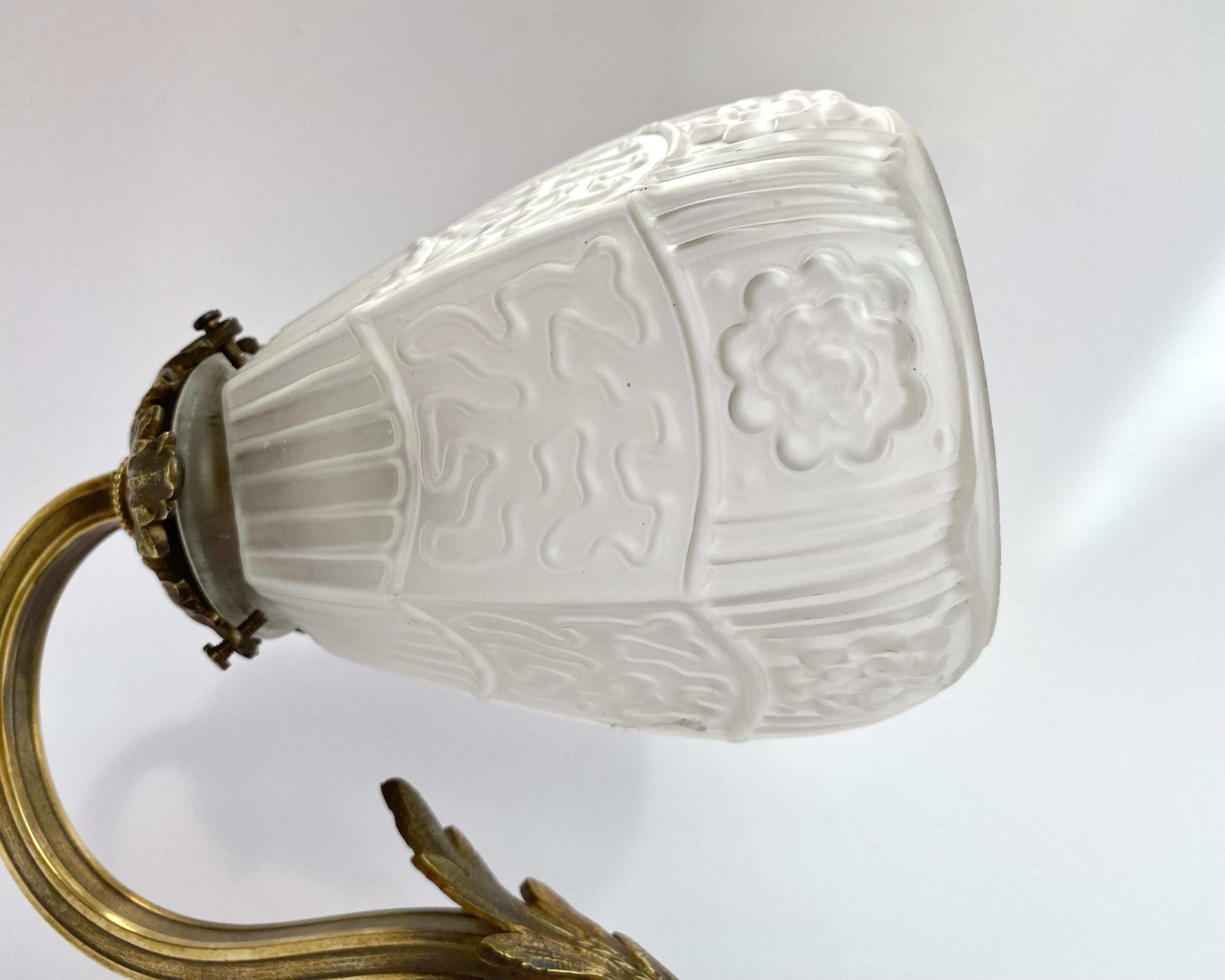 Antiker Bronze-Wandleuchter mit weißem Glas-Lampenschirm, Frankreich 1930er Jahre (Mitte des 20. Jahrhunderts) im Angebot