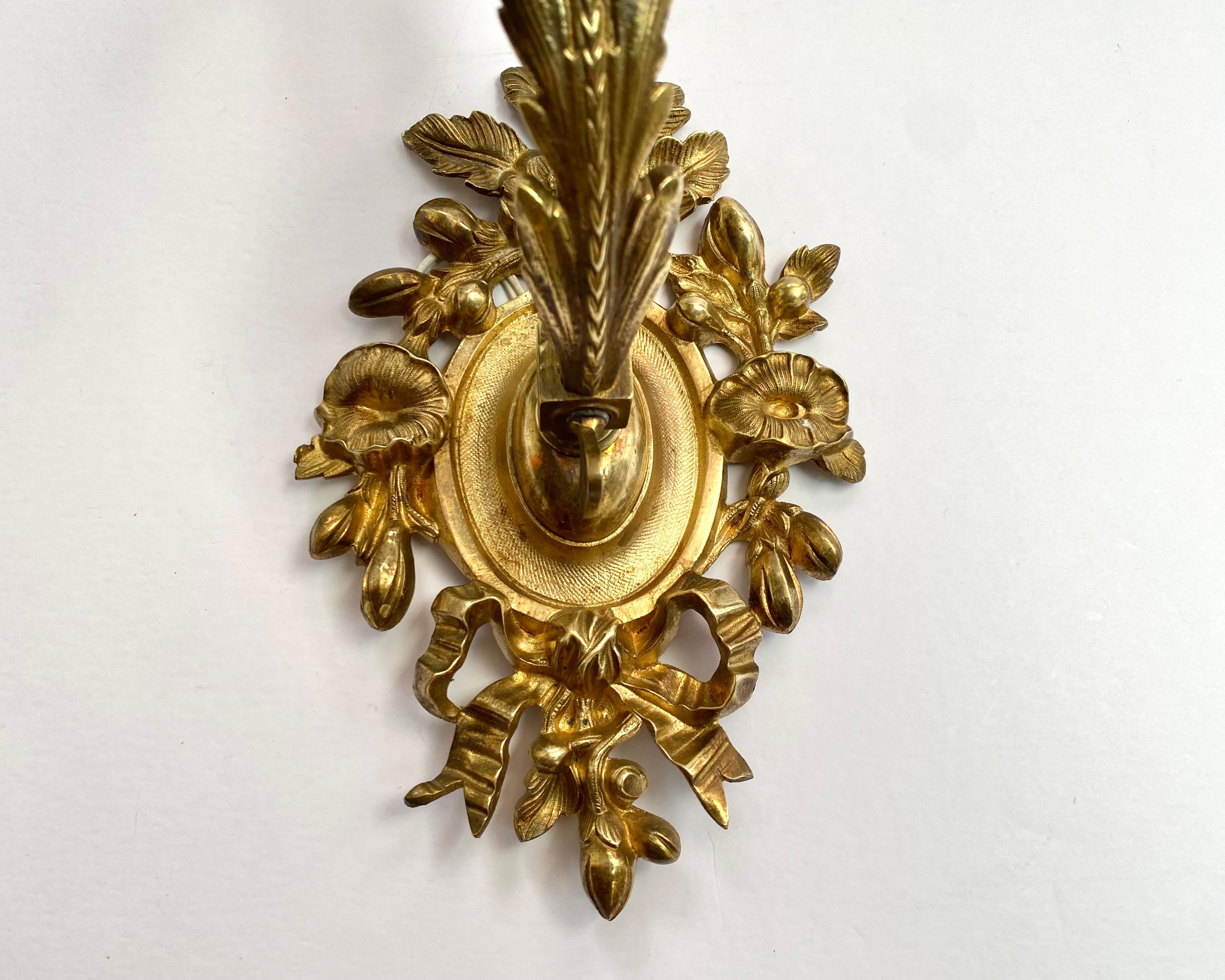 Antiker Bronze-Wandleuchter mit weißem Glas-Lampenschirm, Frankreich 1930er Jahre im Angebot 1