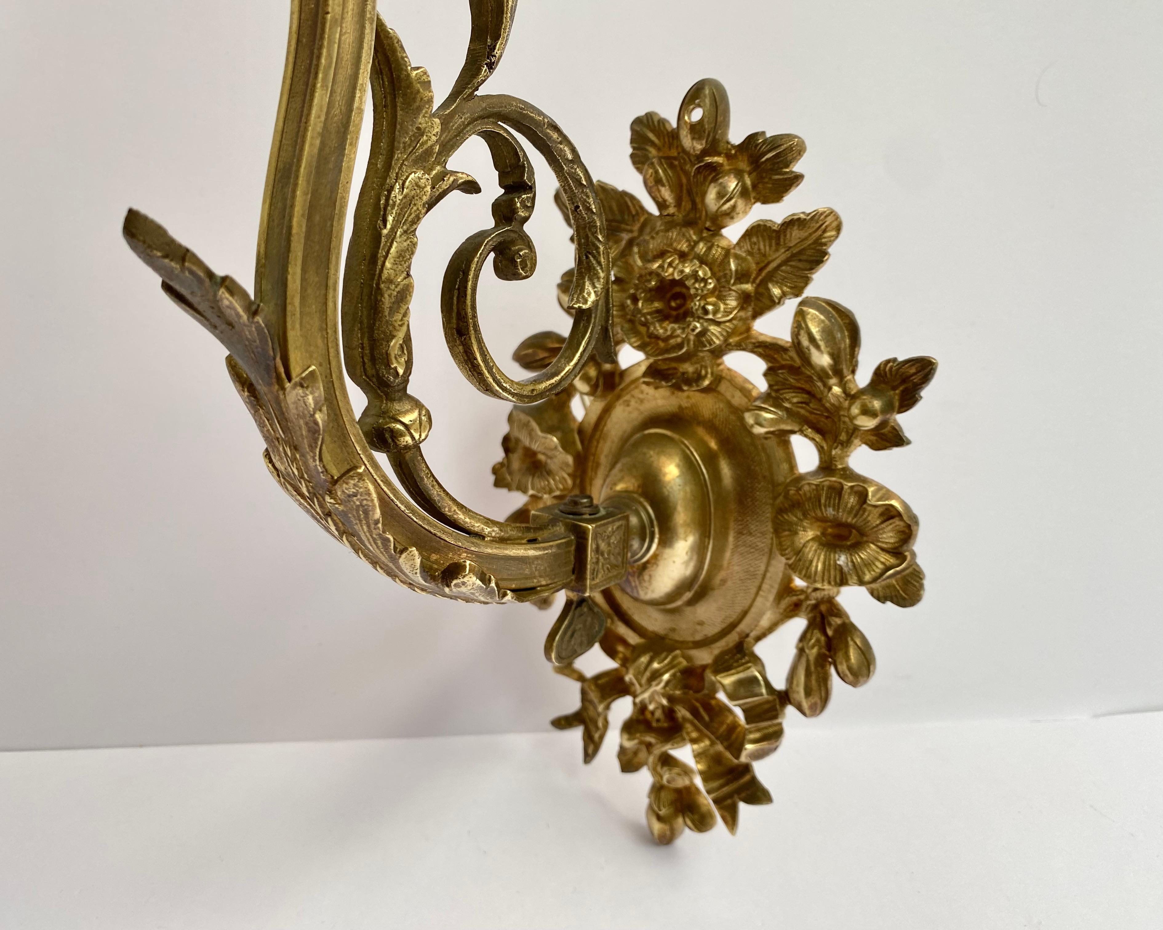 Antiker Bronze-Wandleuchter mit weißem Glas-Lampenschirm, Frankreich 1930er Jahre im Angebot 2