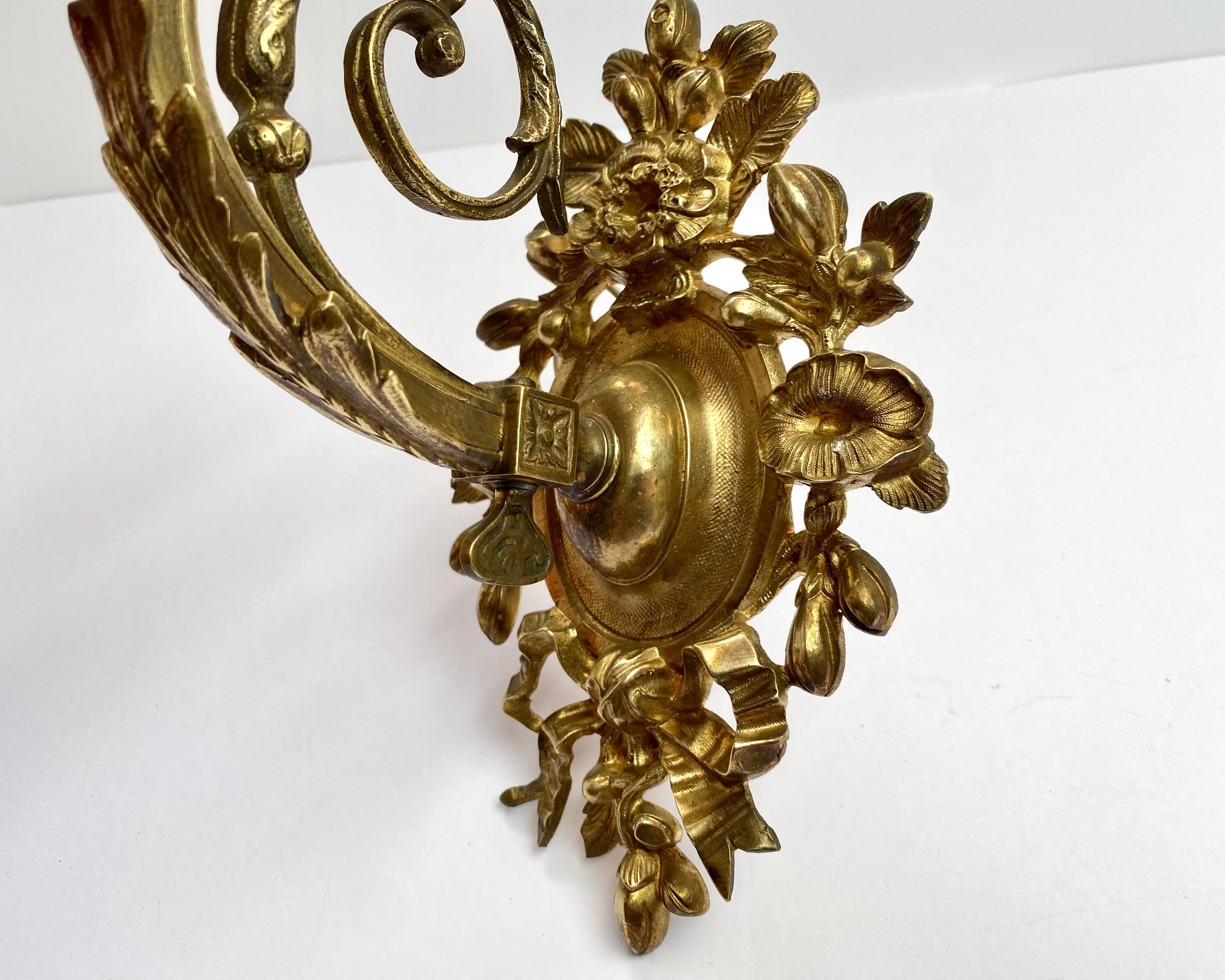 Antiker Bronze-Wandleuchter mit weißem Glas-Lampenschirm, Frankreich 1930er Jahre im Angebot 3