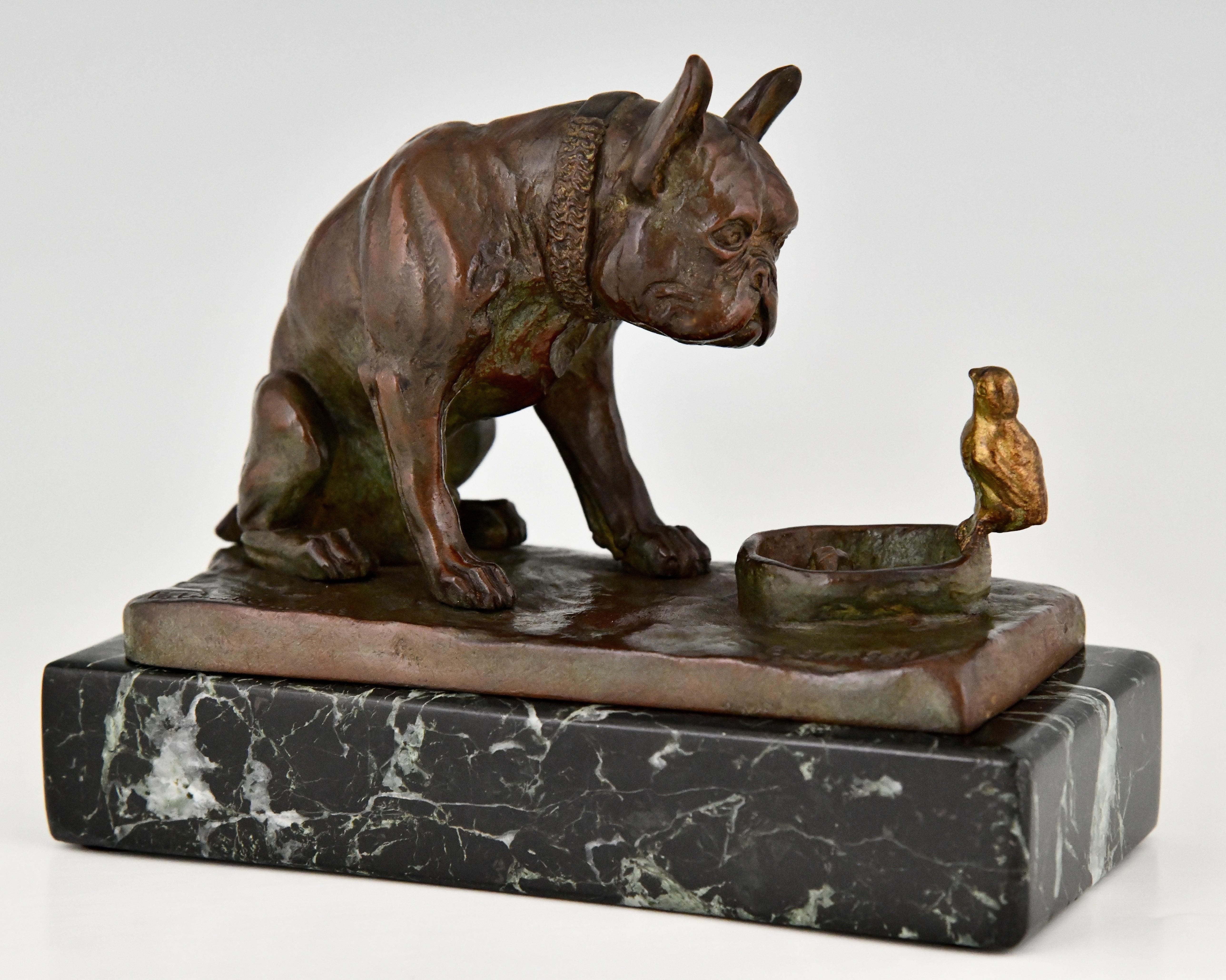 Jolie sculpture en bronze d'un bouledogue français assis regardant un poussin debout sur sa gamelle par le sculpteur français E.M. Samson (XIX-XX)
Avec signature des fondateurs de Patrouilleau. 
Bronze patiné brun sur base de marbre. 
 
La