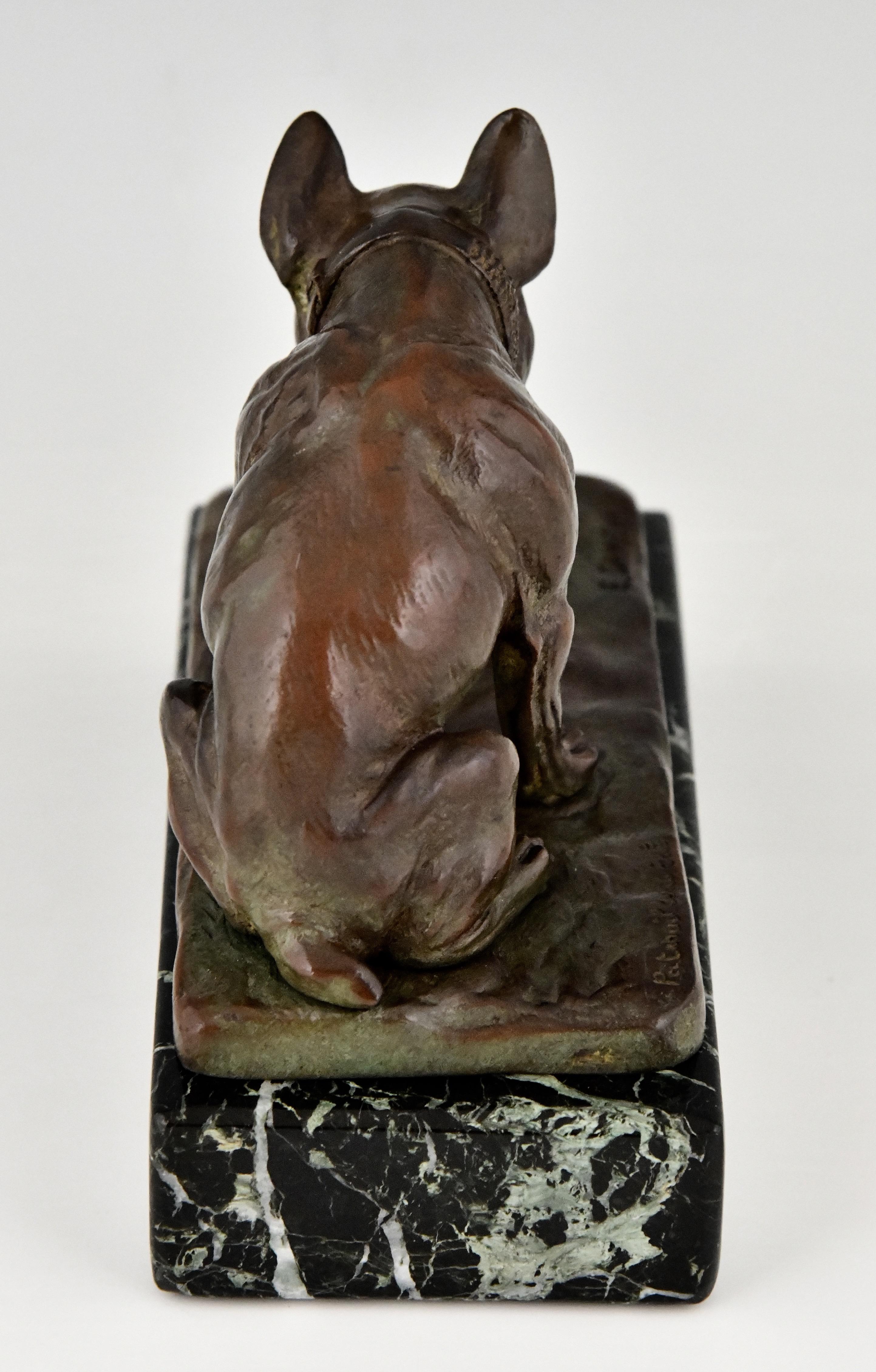 Début du 20ème siècle Sculpture ancienne en bronze Bulldog avec poussin E.M. Samson:: 1910