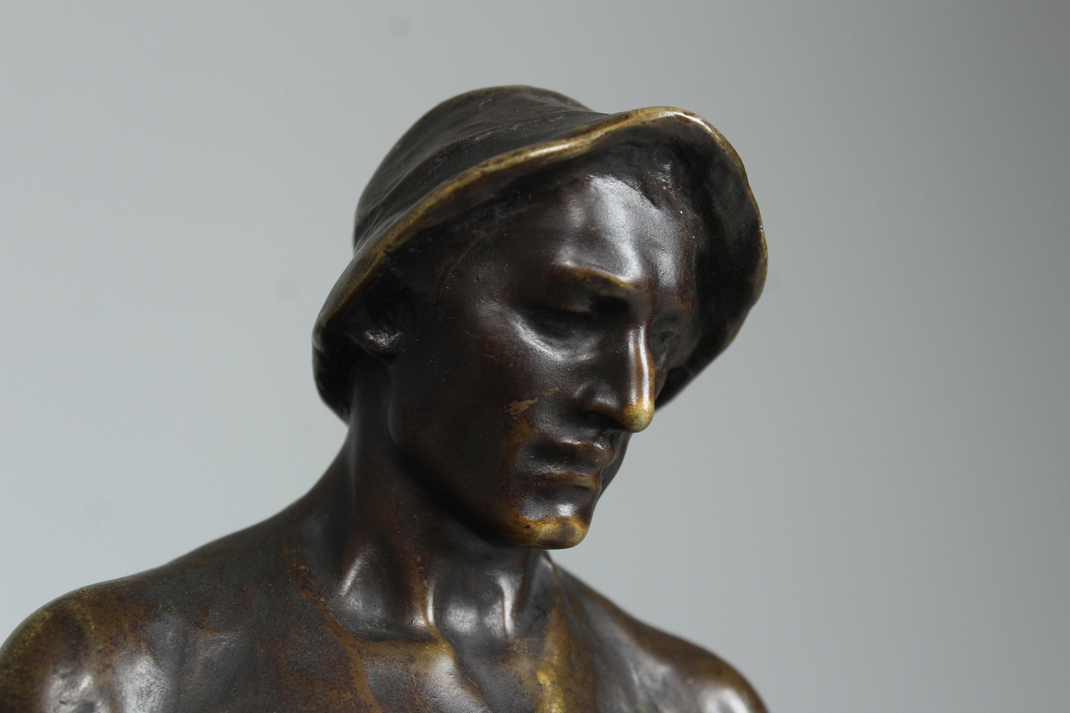Belle statue en bronze du sculpteur et artiste autrichien Adolf Josef Pohl (né à Vienne).  27 avril 1872 -  25 juillet 1930).
Représentation d'un forgeron debout en tenue de travail typique avec un tablier en cuir et des chaussures en bois.
Le
