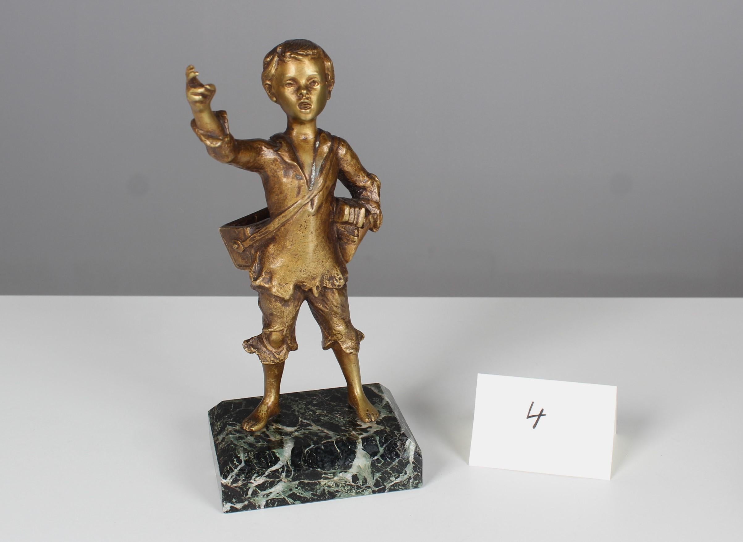Antique bronze sculpture on a marble base by the french sculptor Henri Godet (born in Paris March, 5th 1863 - Vincennes 1937).
Depiction of a young shoe shiner boy, 
