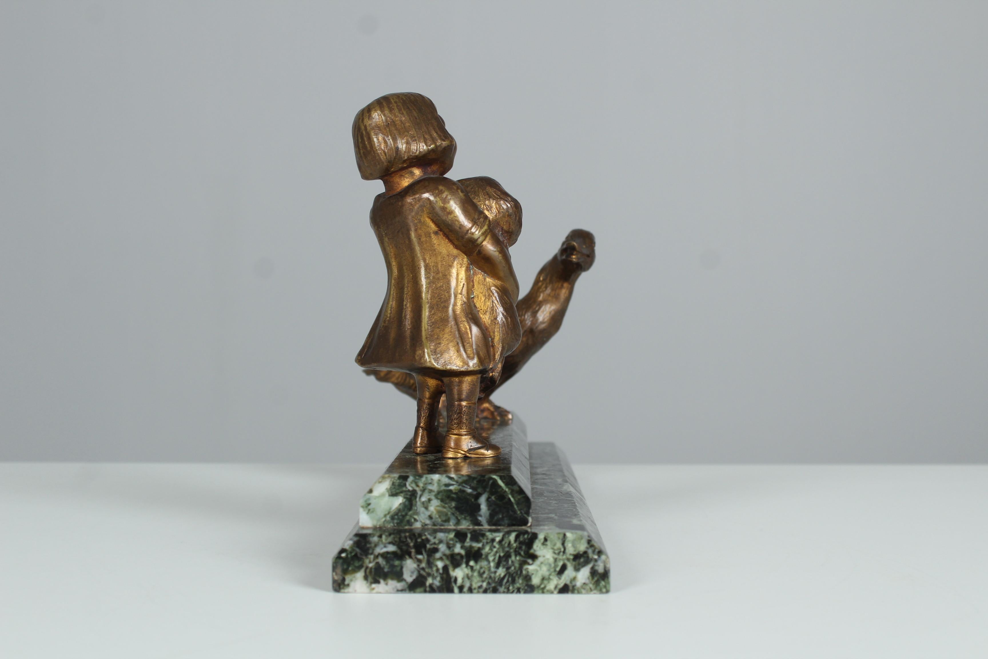 Antike Bronzeskulptur von Henri Payen (1894-1933) Frankreich, Mädchen und Gänseblümchen im Angebot 2