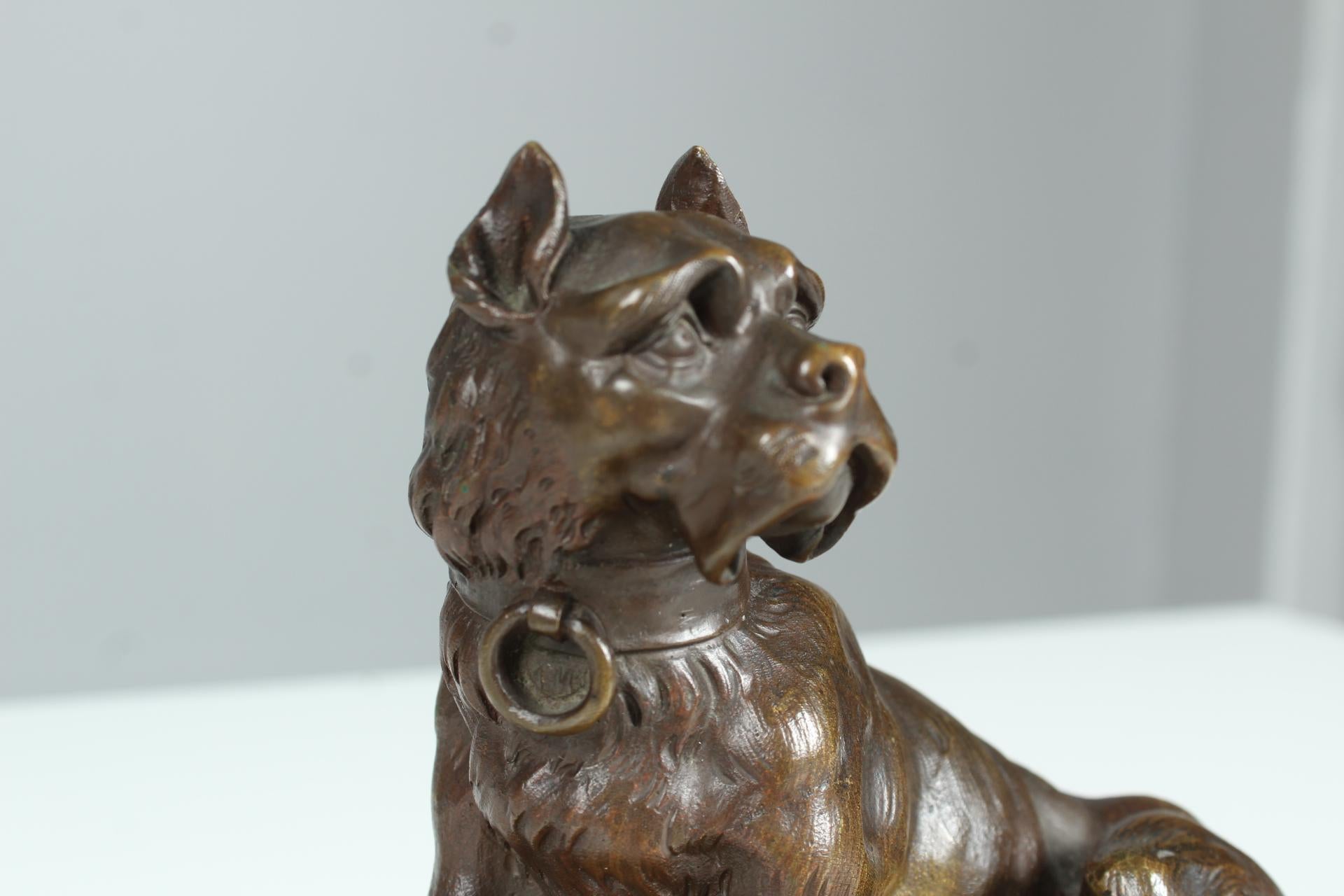 Antike Bronzeskulptur, die eine sitzende Bulldogge abbildet.
Schön gemeißelte Bronzearbeit auf einem Marmorsockel.

