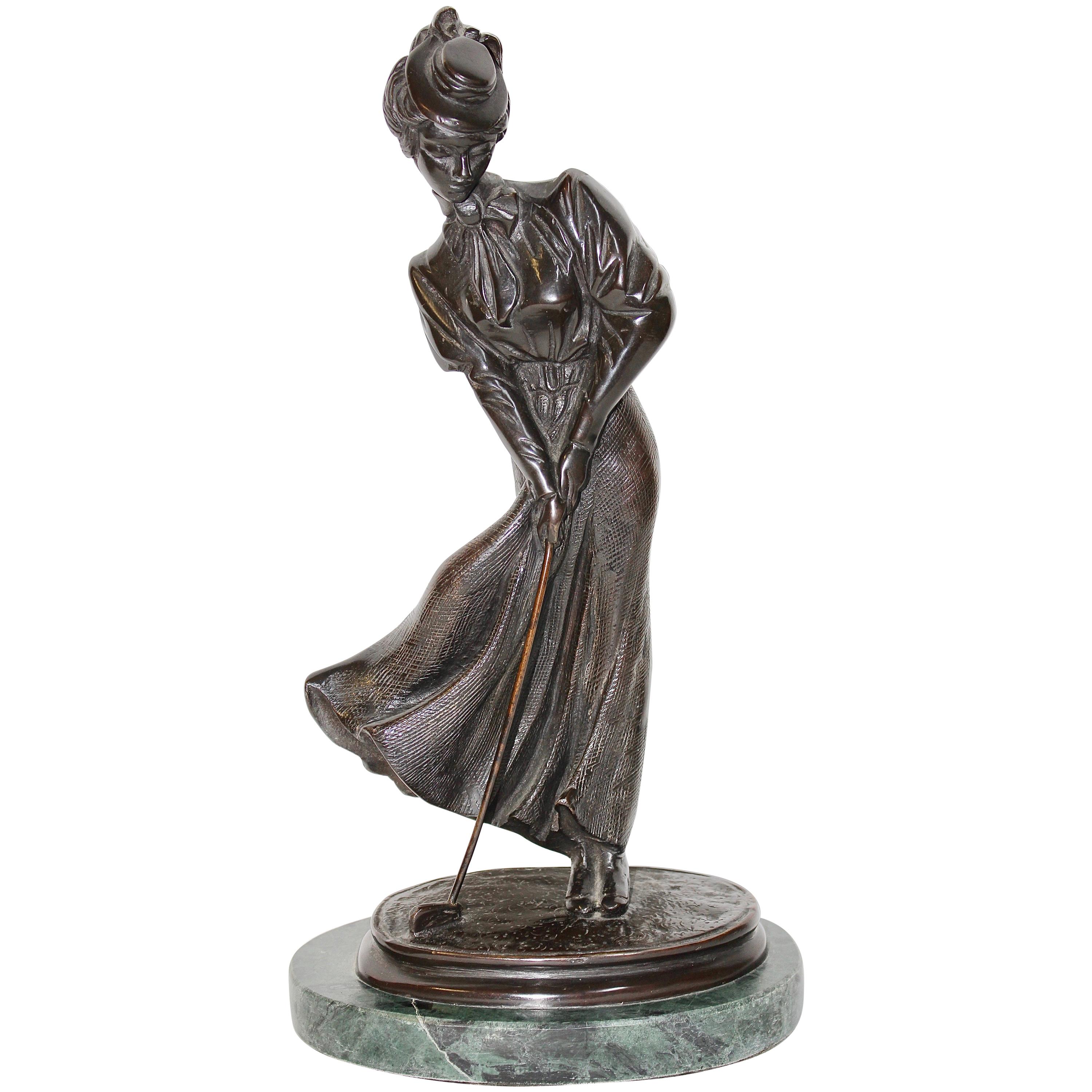 Sculpture ancienne en bronze, élégante femme jouant du golf