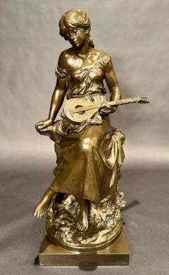Scultura antica in bronzo "Ragazza con mandolino" di August Moreau