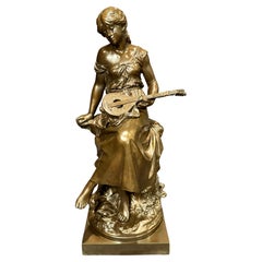 Escultura antigua de bronce "Niña con mandolina" de Auguste Moreau