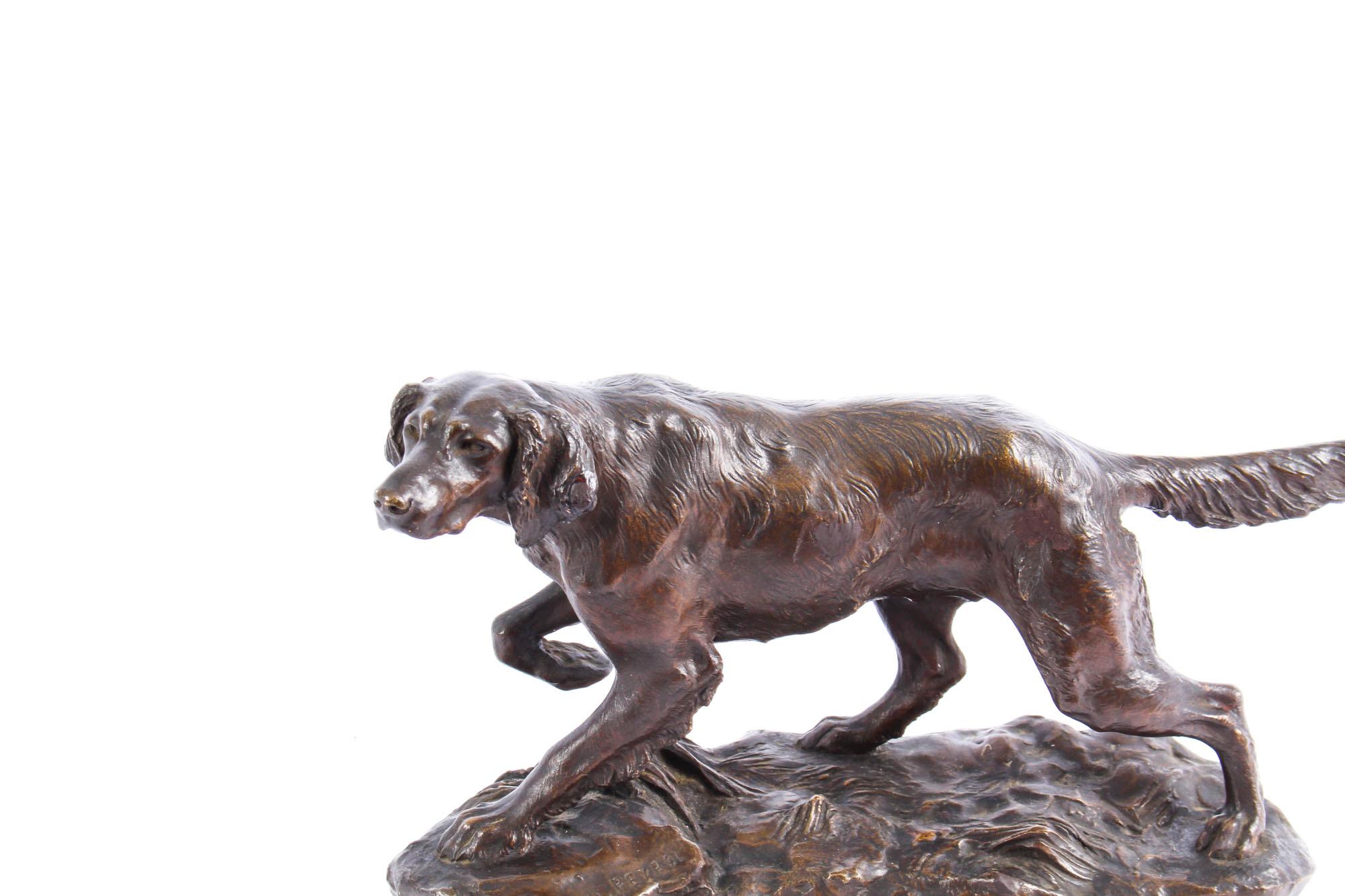 Il s'agit d'une exquise sculpture française en bronze représentant un chien setter irlandais à la chasse:: réalisée par le sculpteur français Hippolyte Peyrol:: vers 1880. 

Ce charmant chien Setter irlandais se tient dans une pose de traque sur une