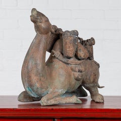 Antike Bronzeskulptur eines Kamels, der Körbe trägt, mit Verdigris-Patina
