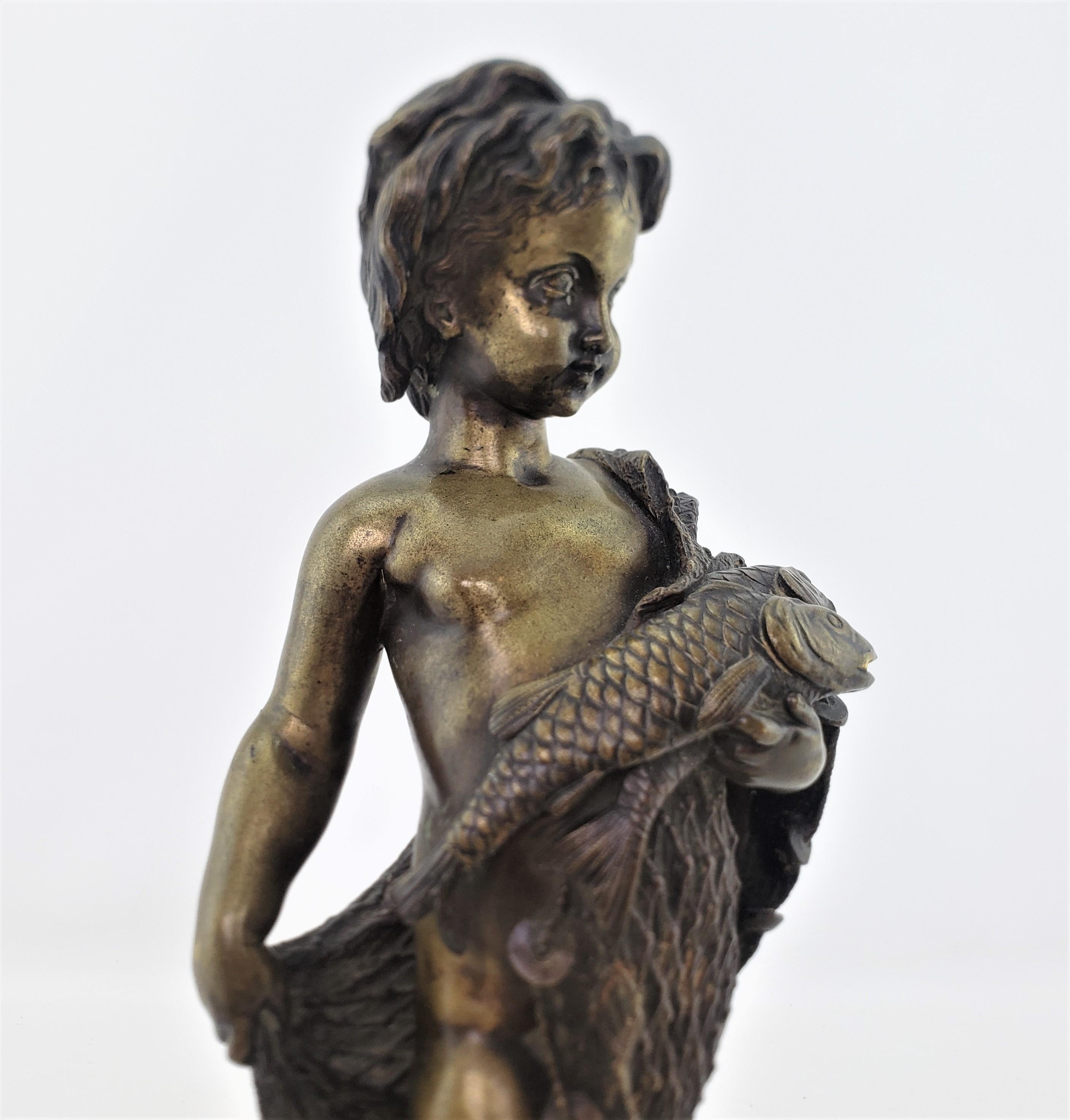 Sculpture ancienne en bronze d'un enfant drapé avec un filet de poisson et des panneaux champlevés en vente 2
