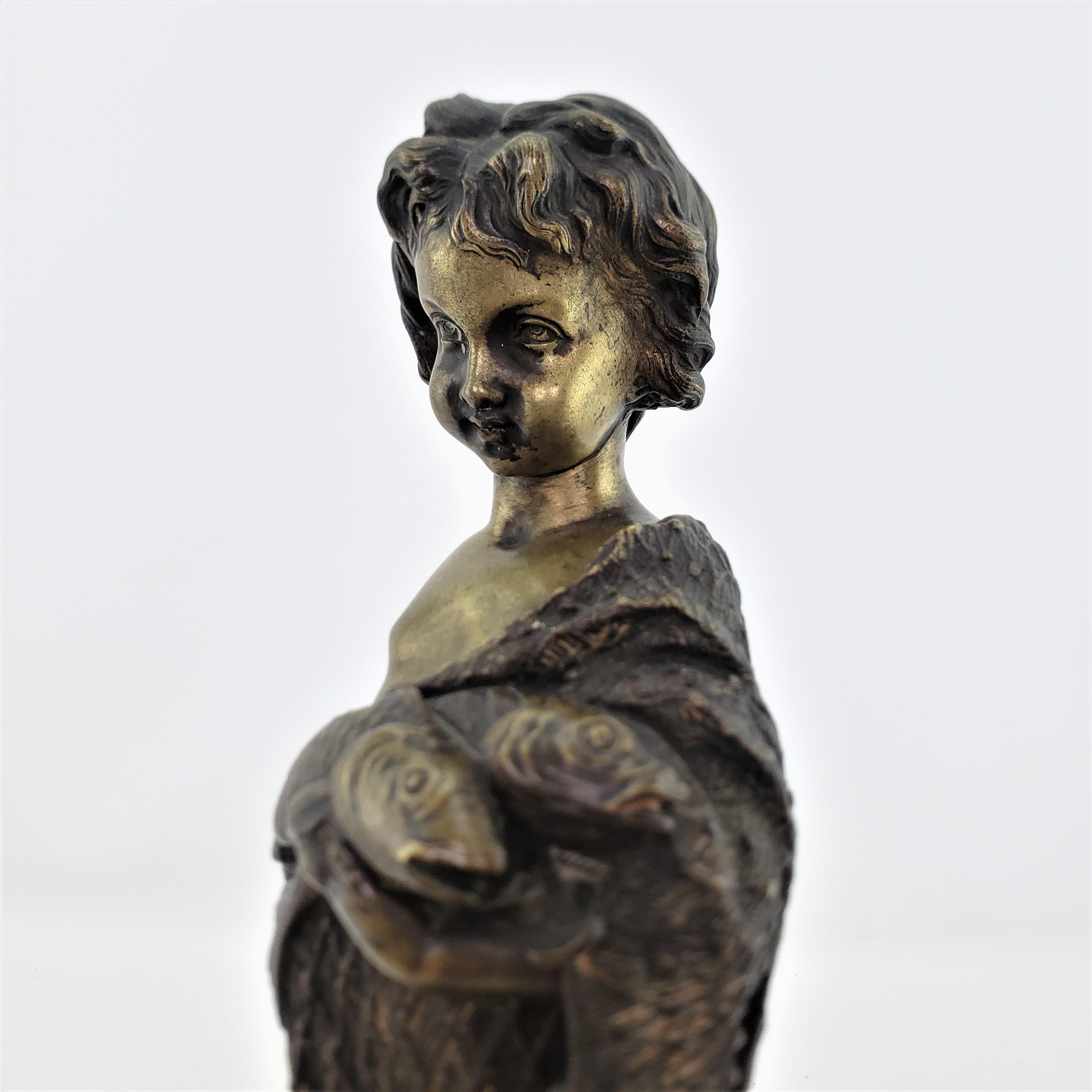 Sculpture ancienne en bronze d'un enfant drapé avec un filet de poisson et des panneaux champlevés en vente 3