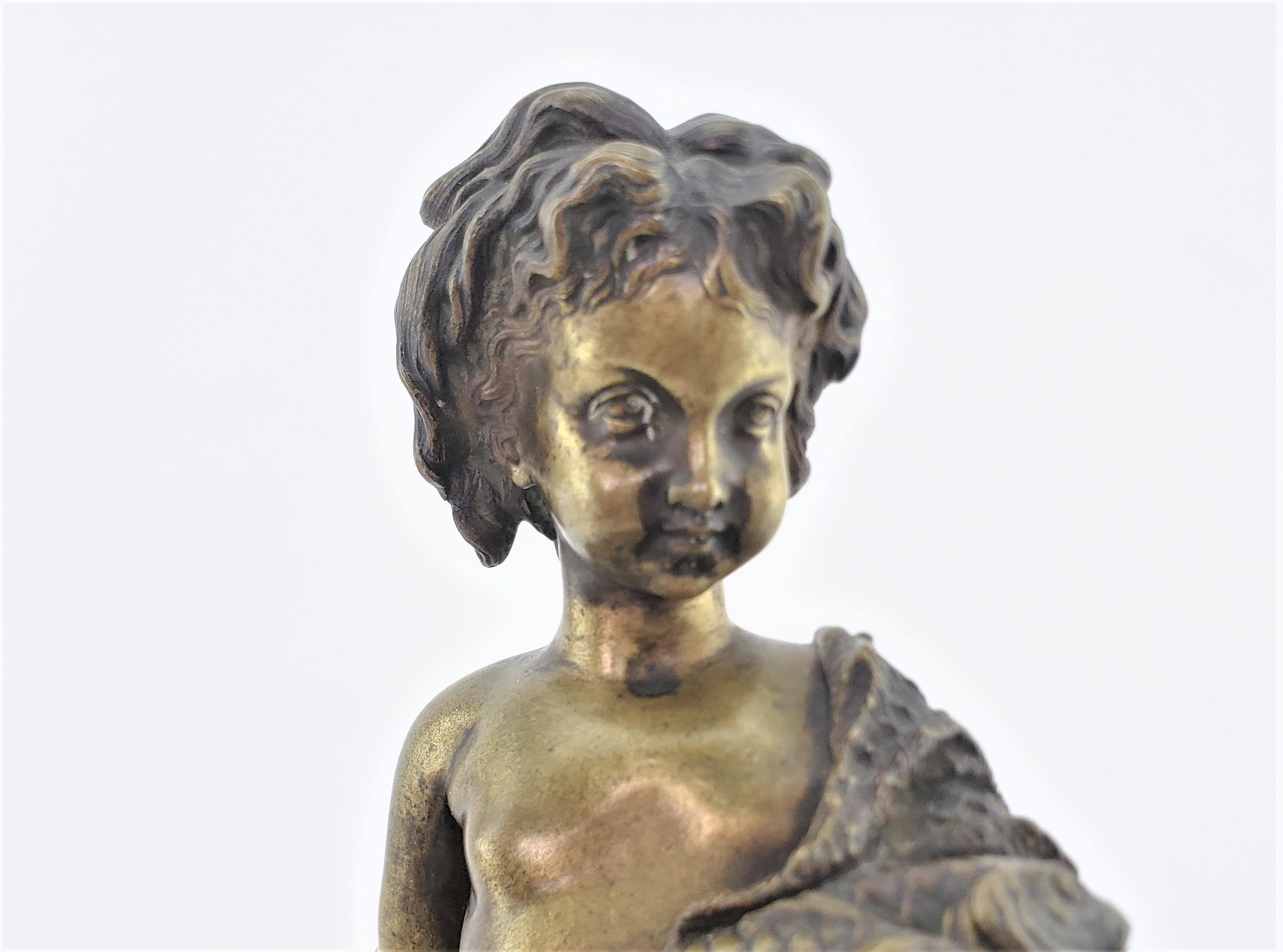 Sculpture ancienne en bronze d'un enfant drapé avec un filet de poisson et des panneaux champlevés en vente 1