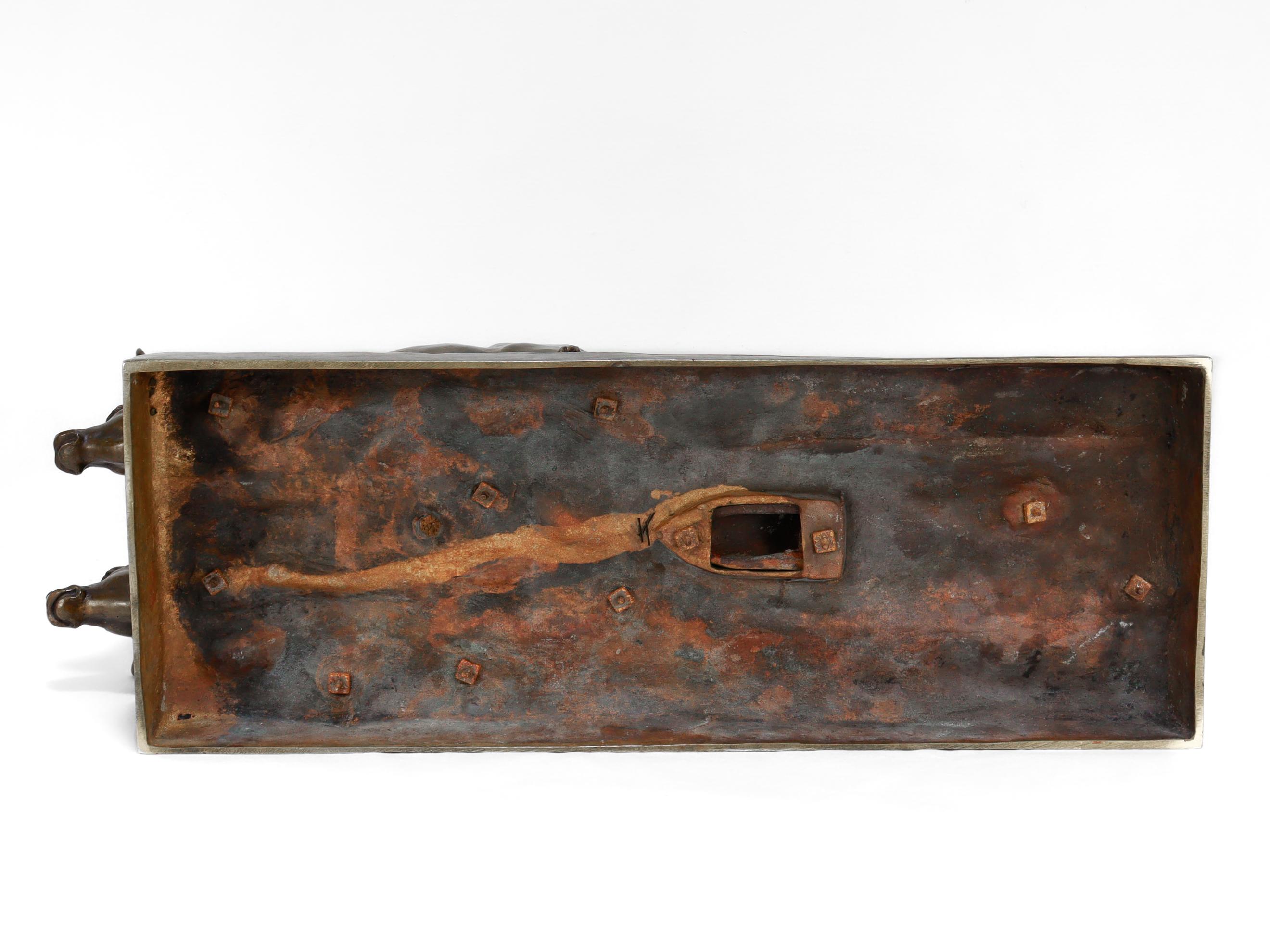 Sculpture ancienne d'un fermier pliant avec deux chèvres par Marcel Debut en vente 9
