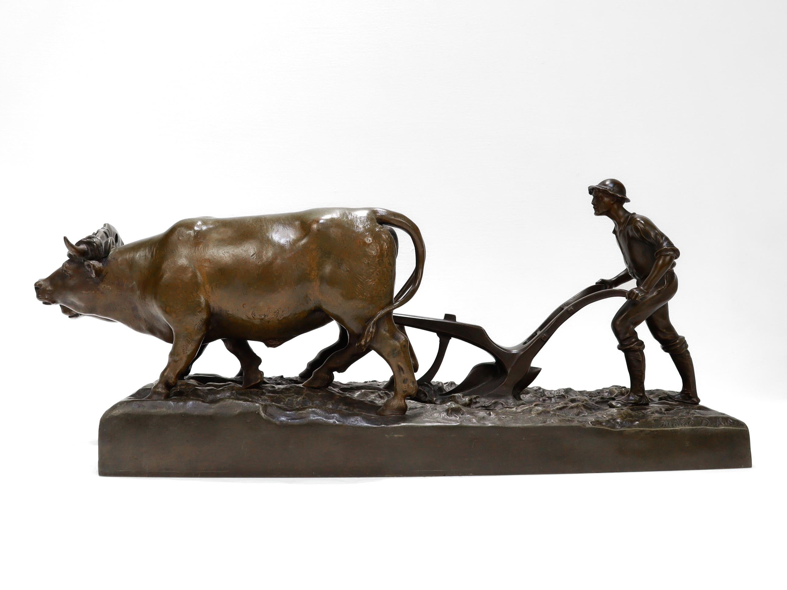 Belle Époque Sculpture ancienne d'un fermier pliant avec deux chèvres par Marcel Debut en vente