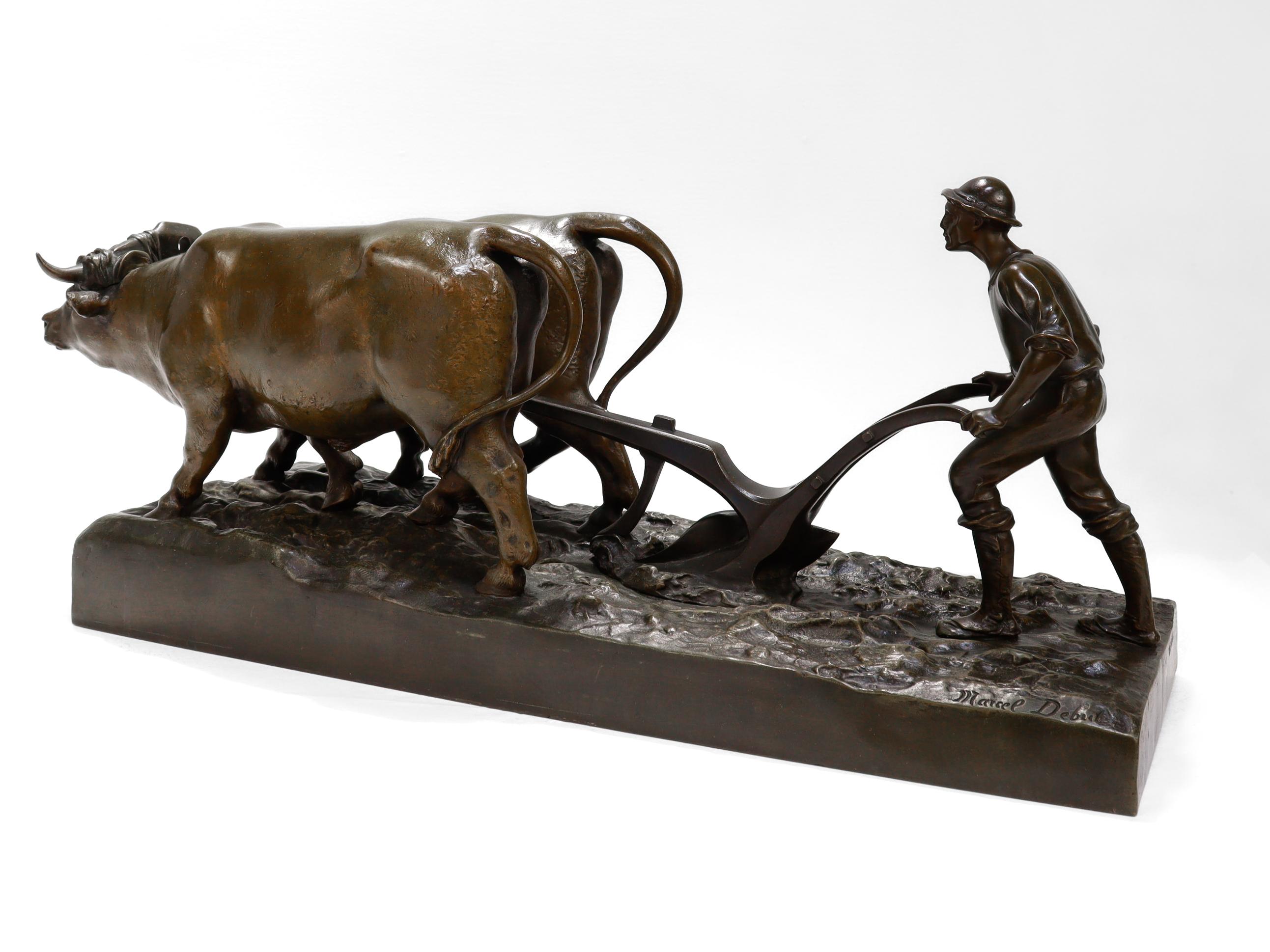 Français Sculpture ancienne d'un fermier pliant avec deux chèvres par Marcel Debut en vente