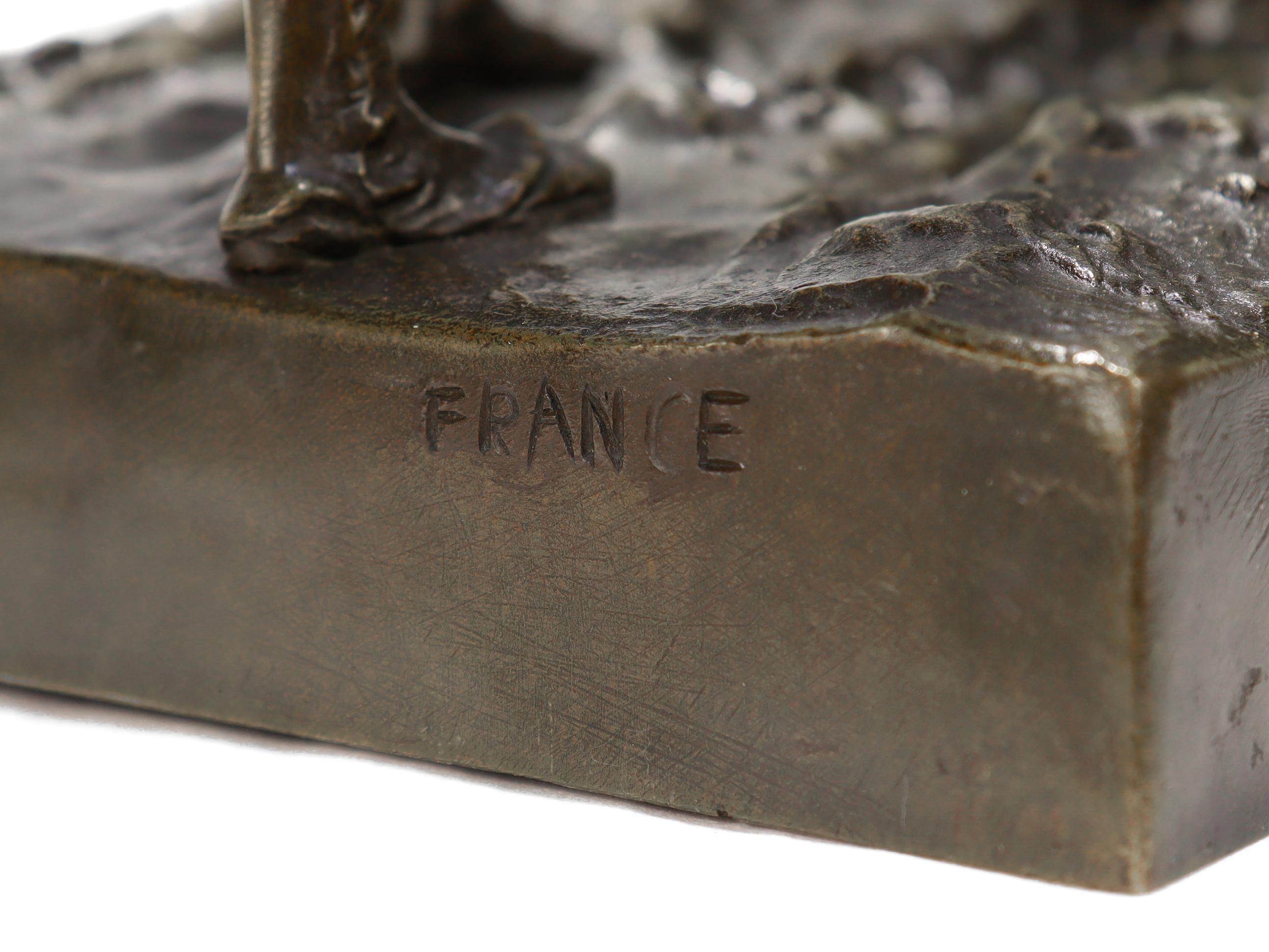 20ième siècle Sculpture ancienne d'un fermier pliant avec deux chèvres par Marcel Debut en vente