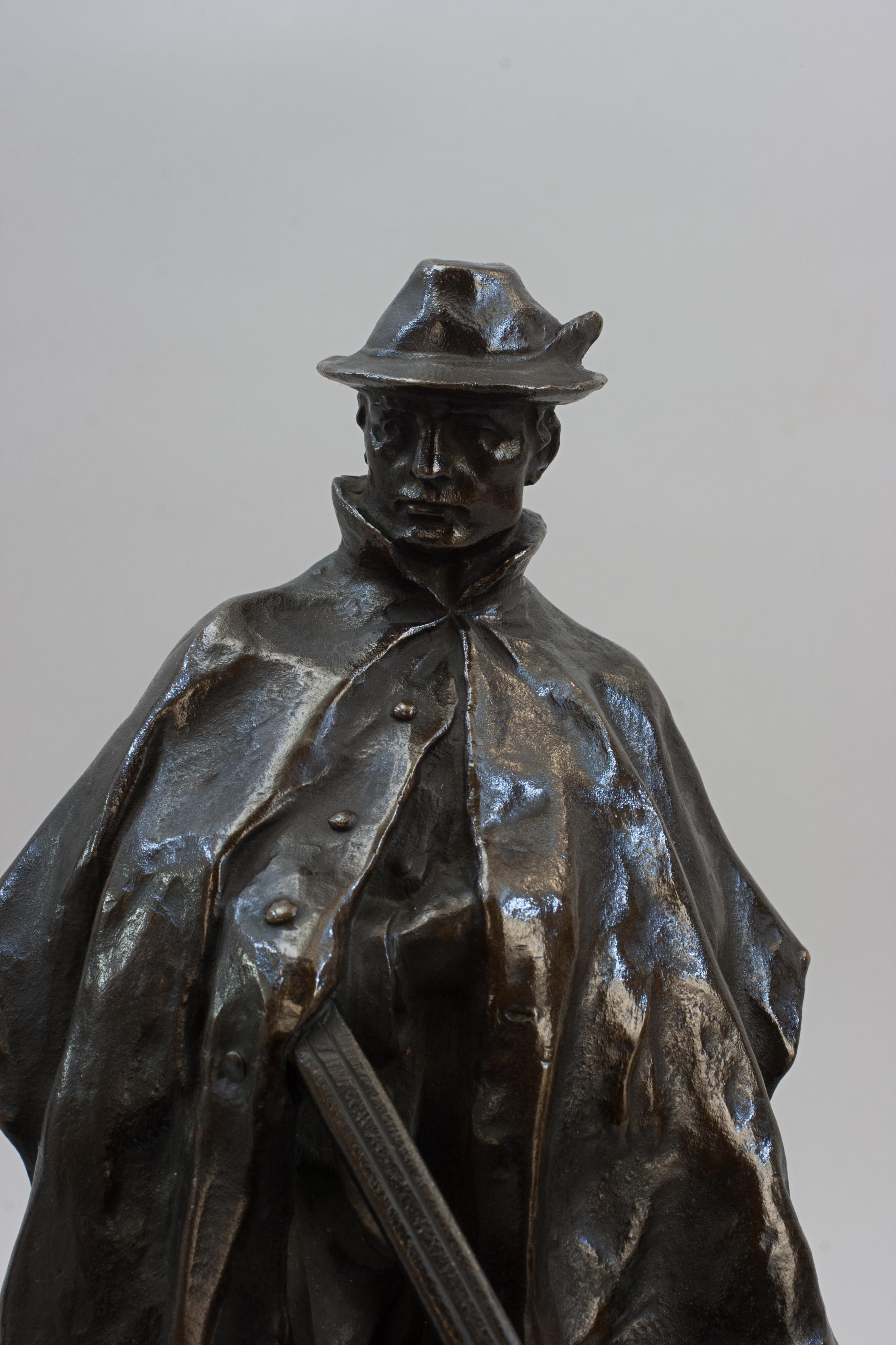 Escultura antigua de bronce de un cazador en venta 4