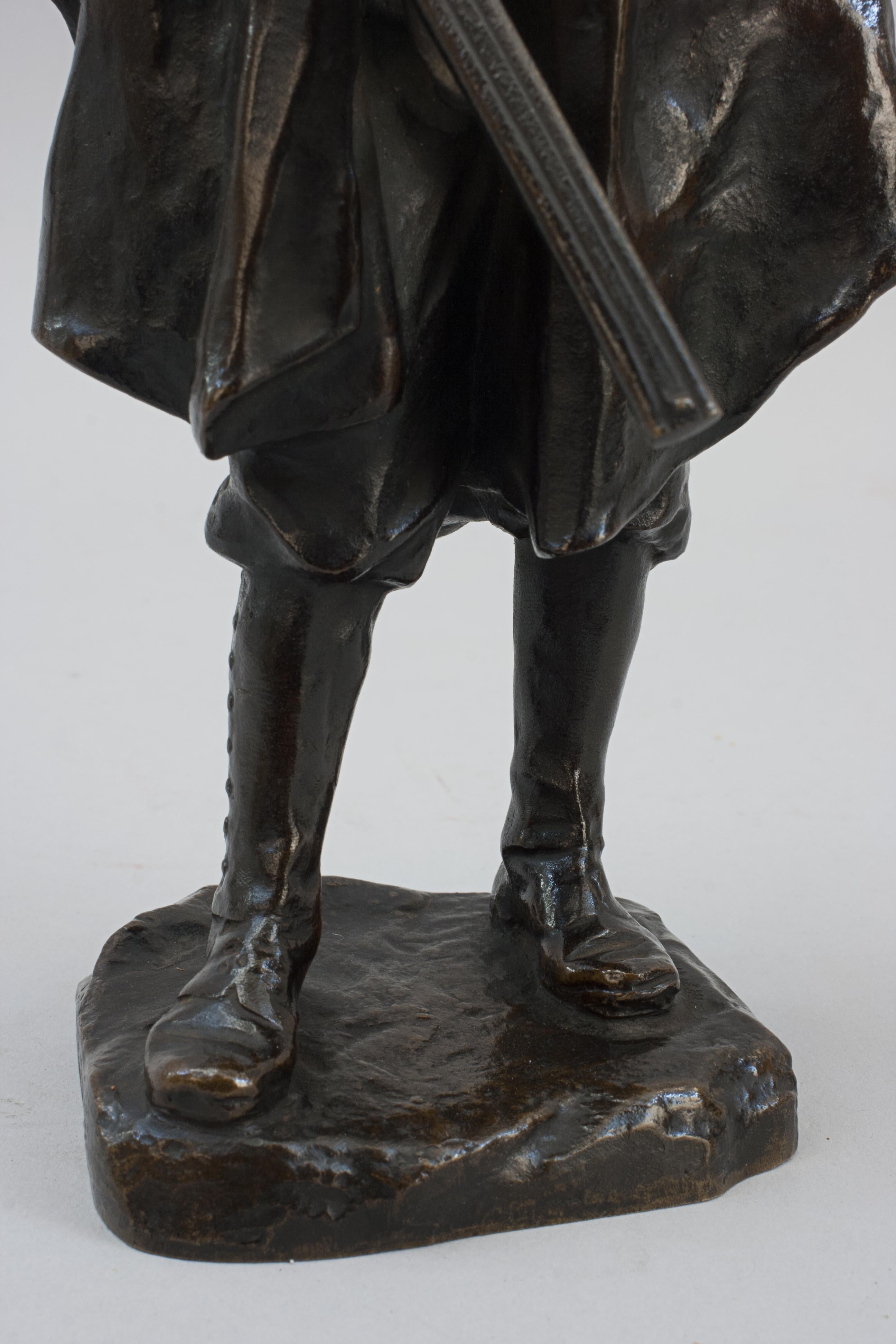 Escultura antigua de bronce de un cazador en venta 5