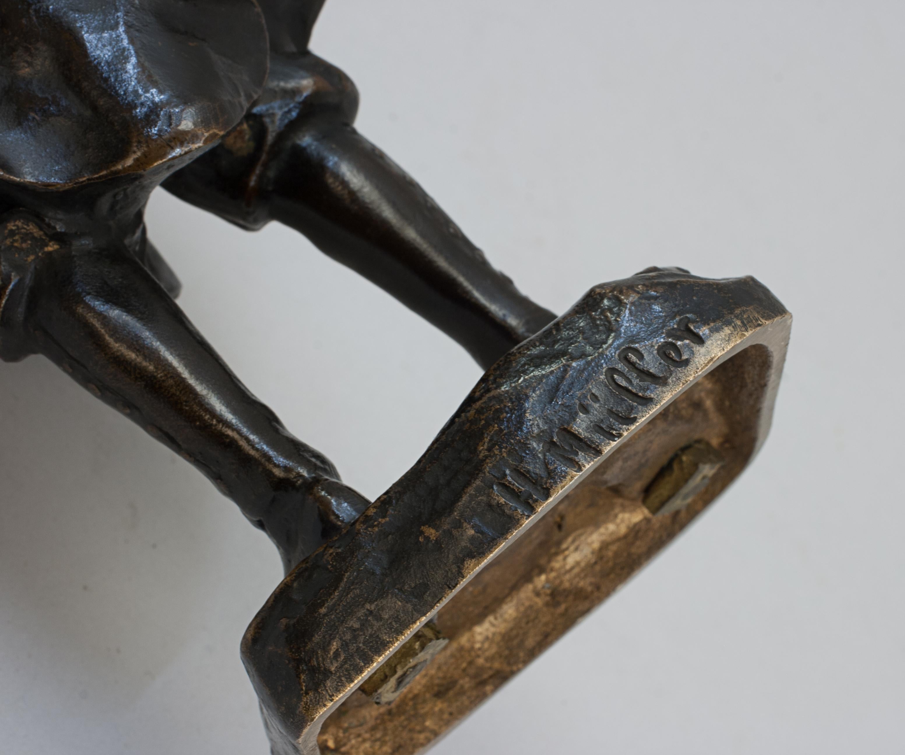 Escultura antigua de bronce de un cazador en venta 6