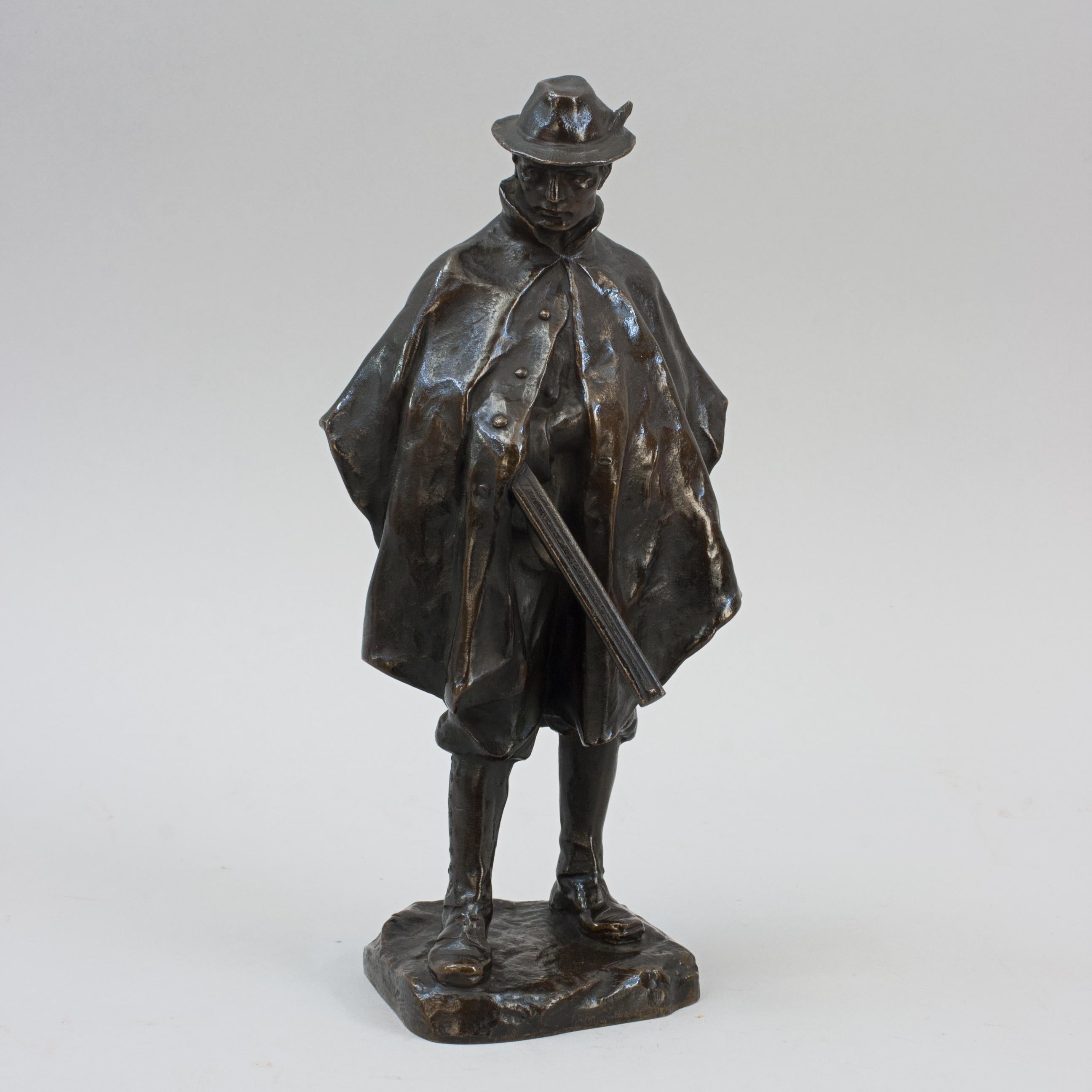 Escultura antigua de bronce de un cazador en venta 7