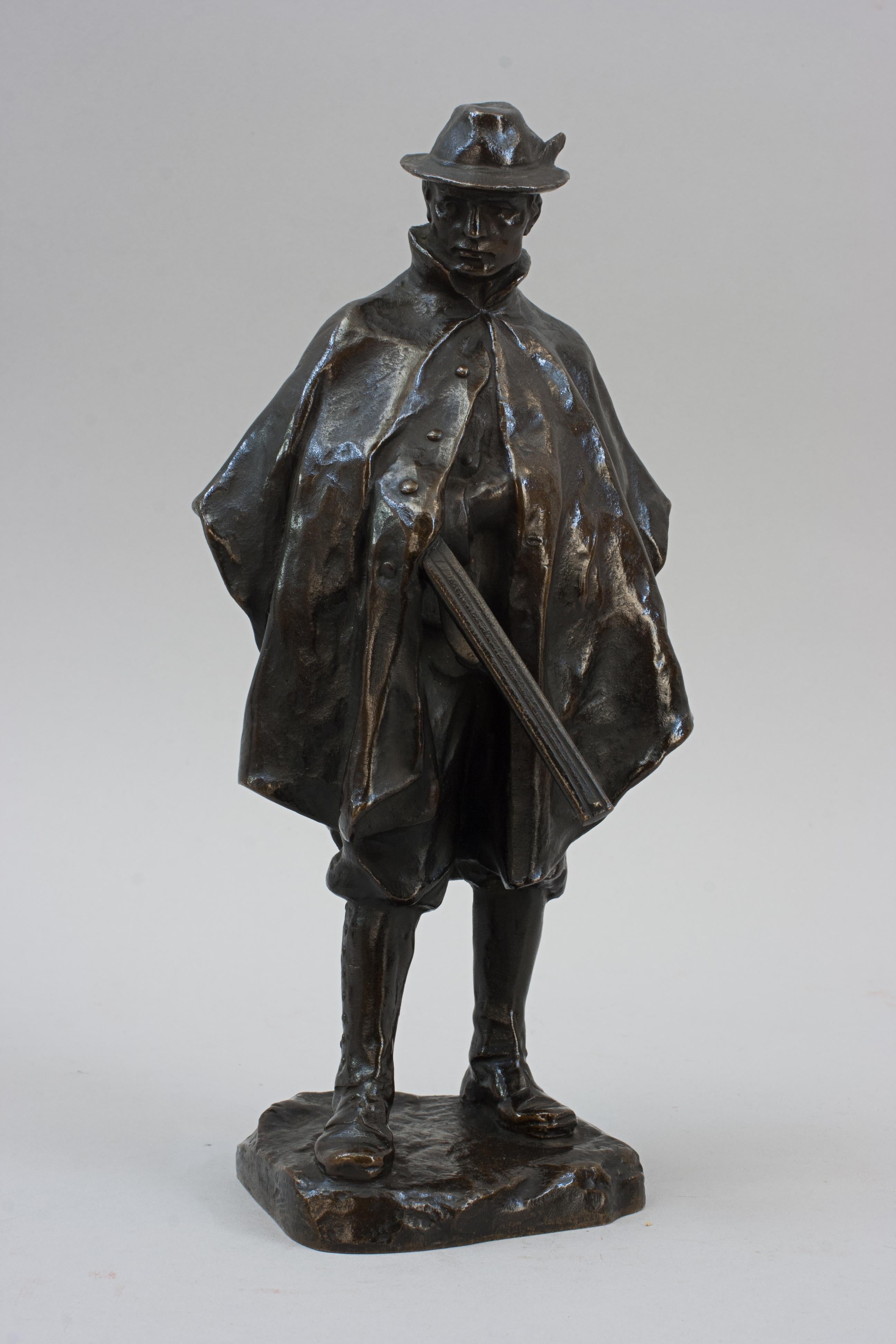 Escultura antigua de bronce de un cazador Austríaco en venta