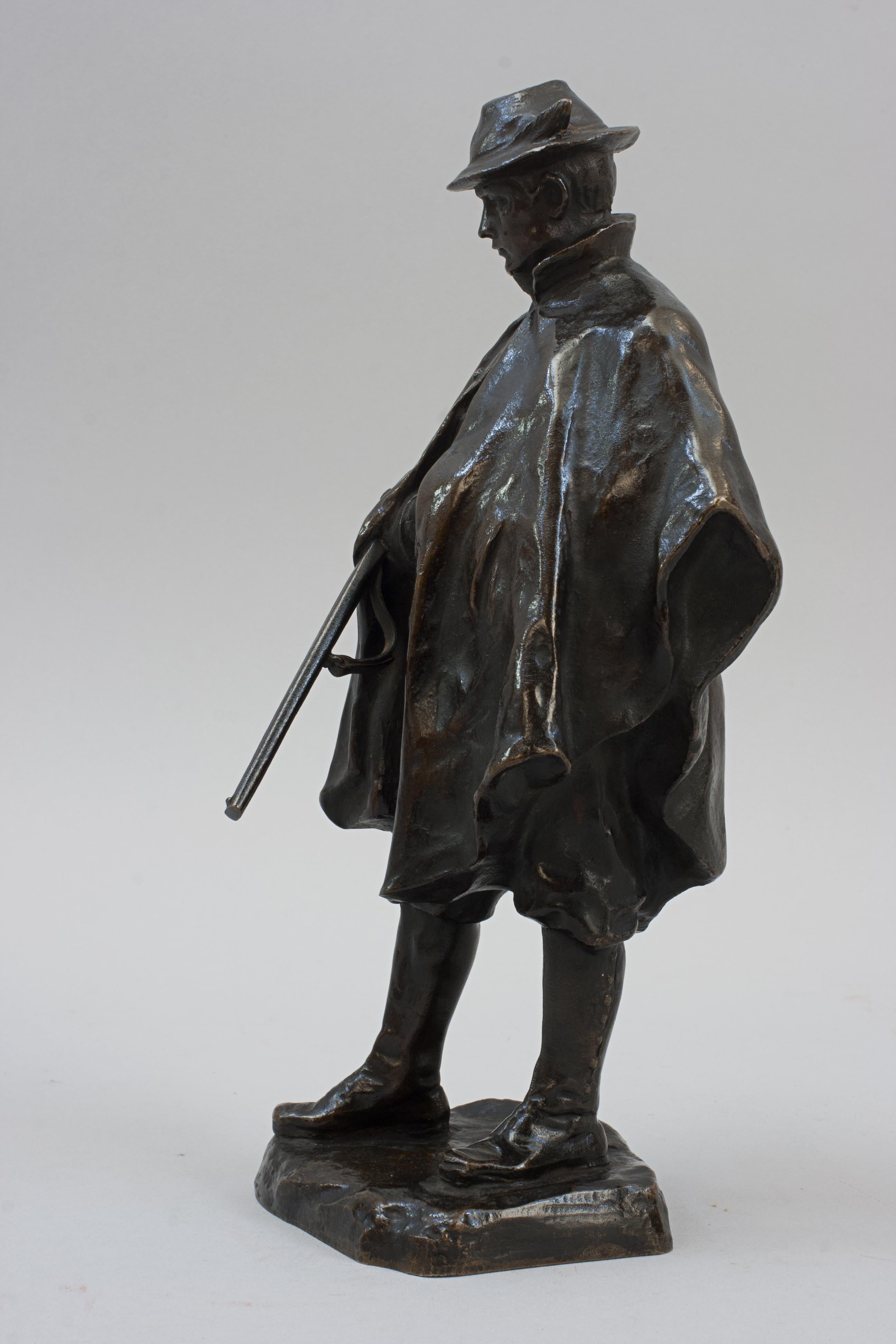 Escultura antigua de bronce de un cazador en venta 1