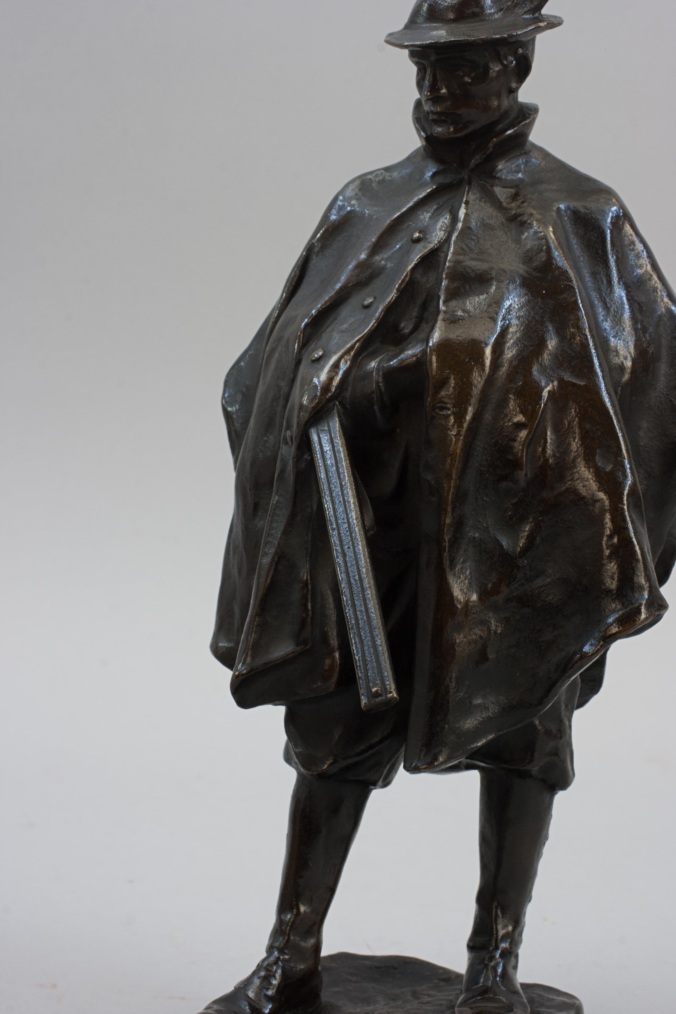 Escultura antigua de bronce de un cazador en venta 3
