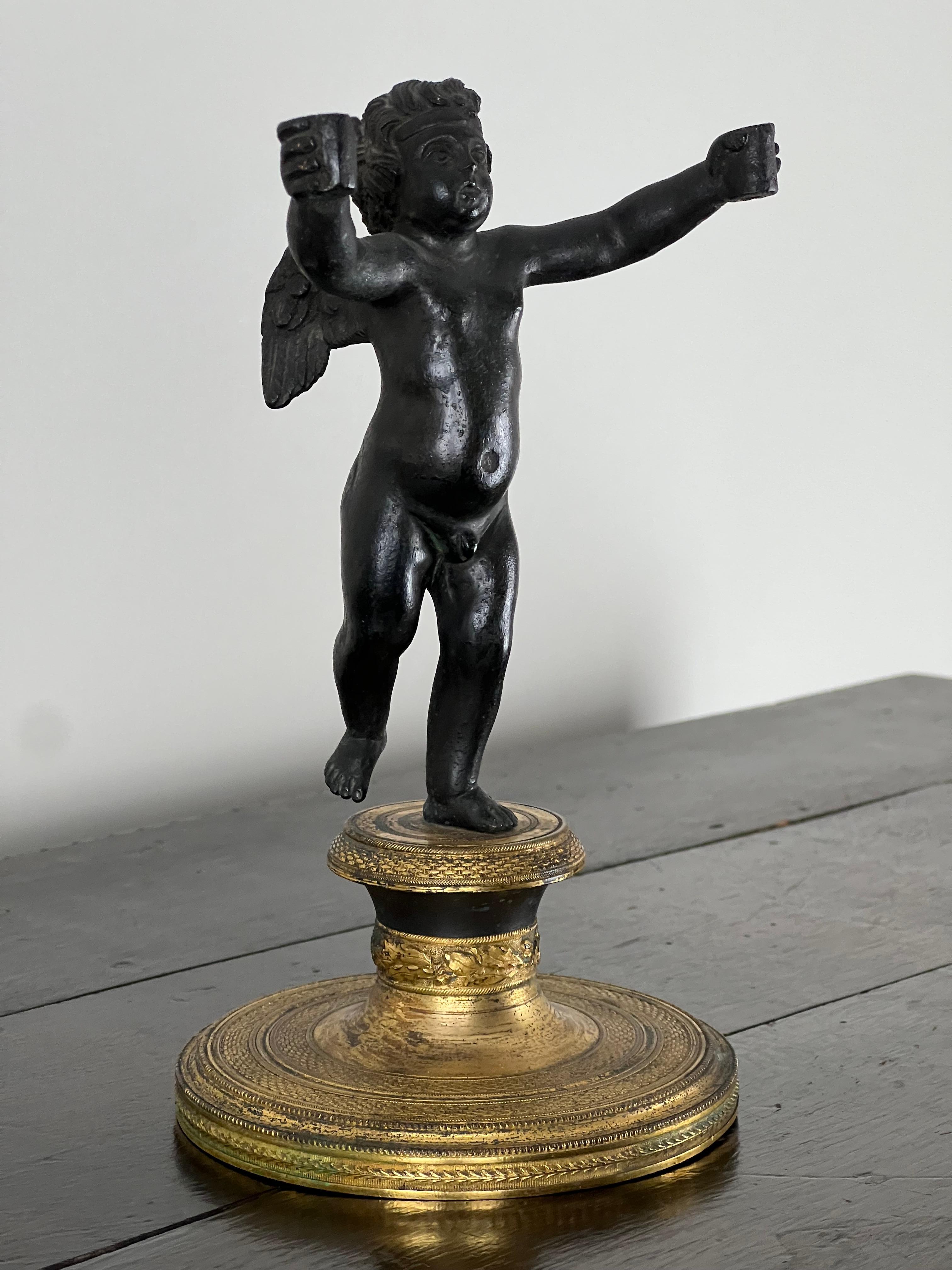 Neoclassico Scultura antica in bronzo di un putti che tiene in mano delle candele Non firmata Attr. Paul Edouard in vendita
