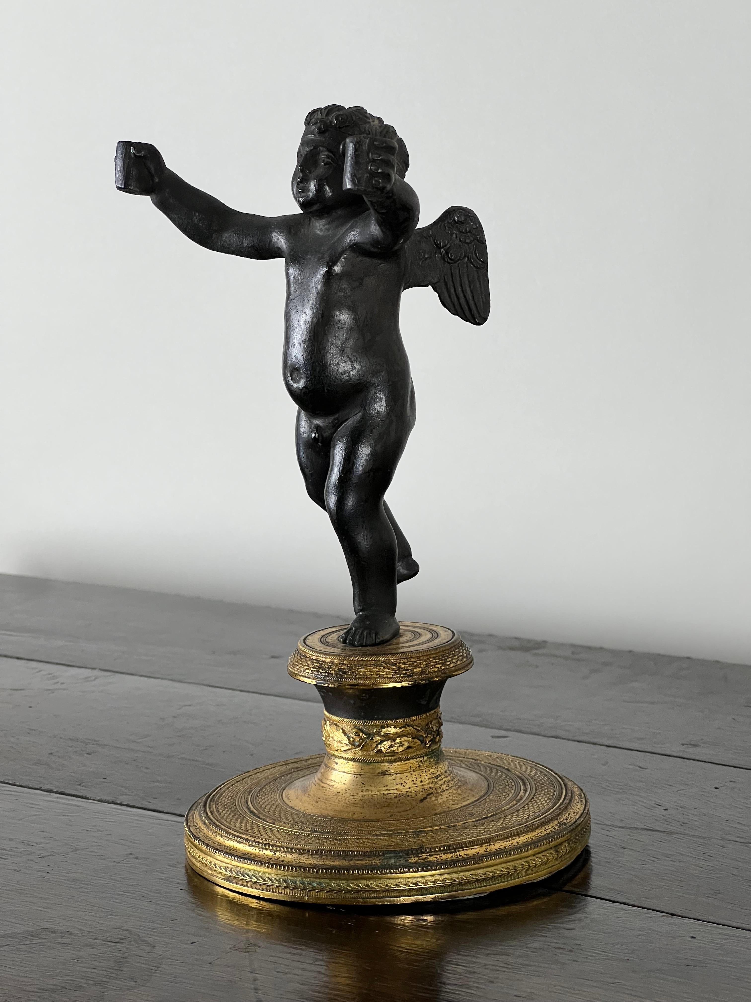 Francese Scultura antica in bronzo di un putti che tiene in mano delle candele Non firmata Attr. Paul Edouard in vendita