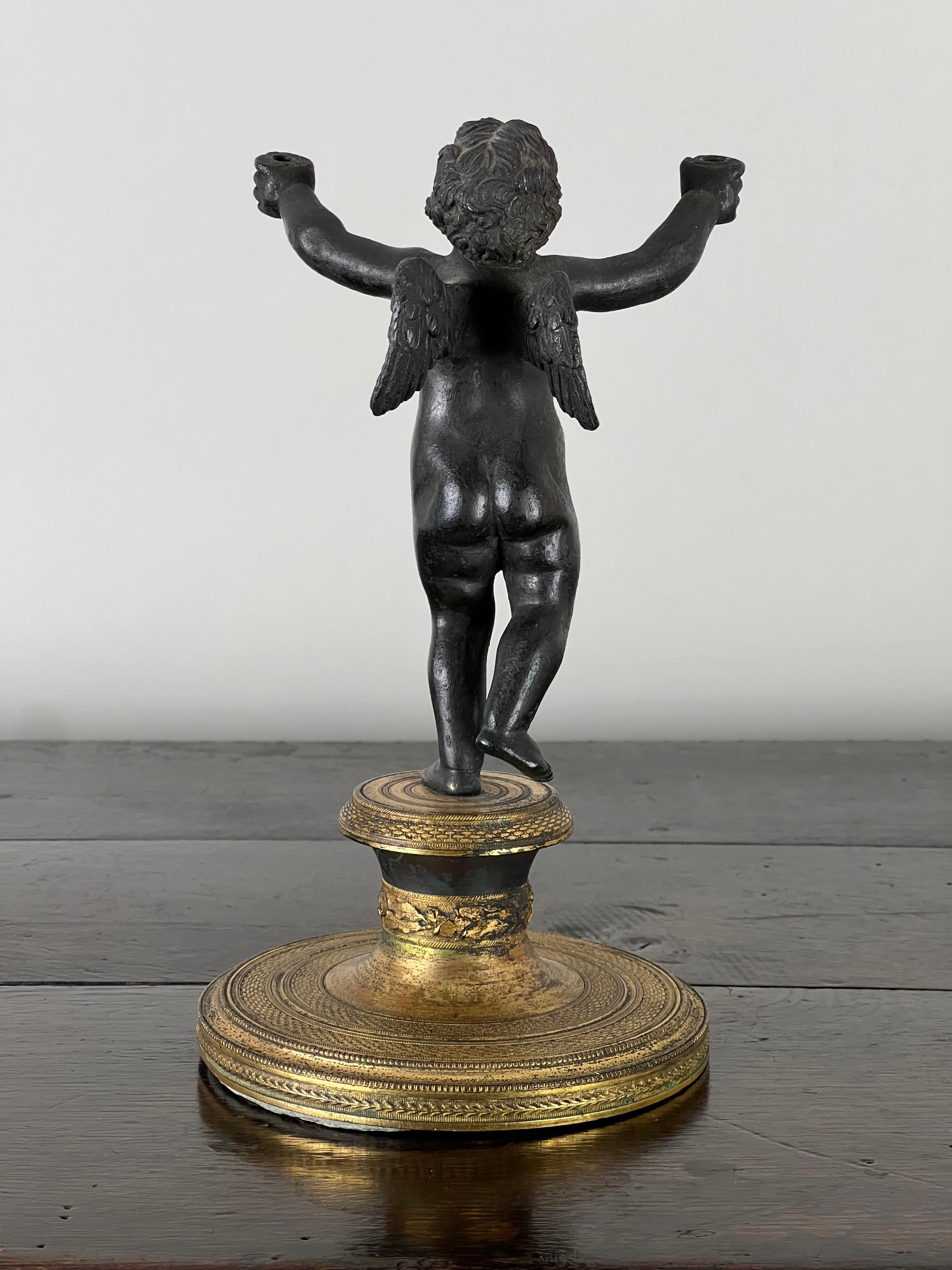 Scultura antica in bronzo di un putti che tiene in mano delle candele Non firmata Attr. Paul Edouard In condizioni buone in vendita a Westfield, MA